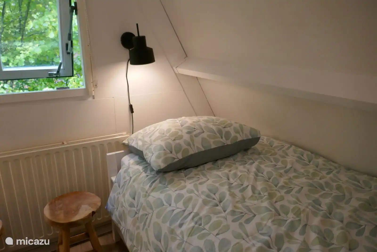 Gemütliches Zimmer mit zwei Betten, offenem Fenster und Blick ins Grüne. Perfekt für Kinder, Freunde oder Familie.