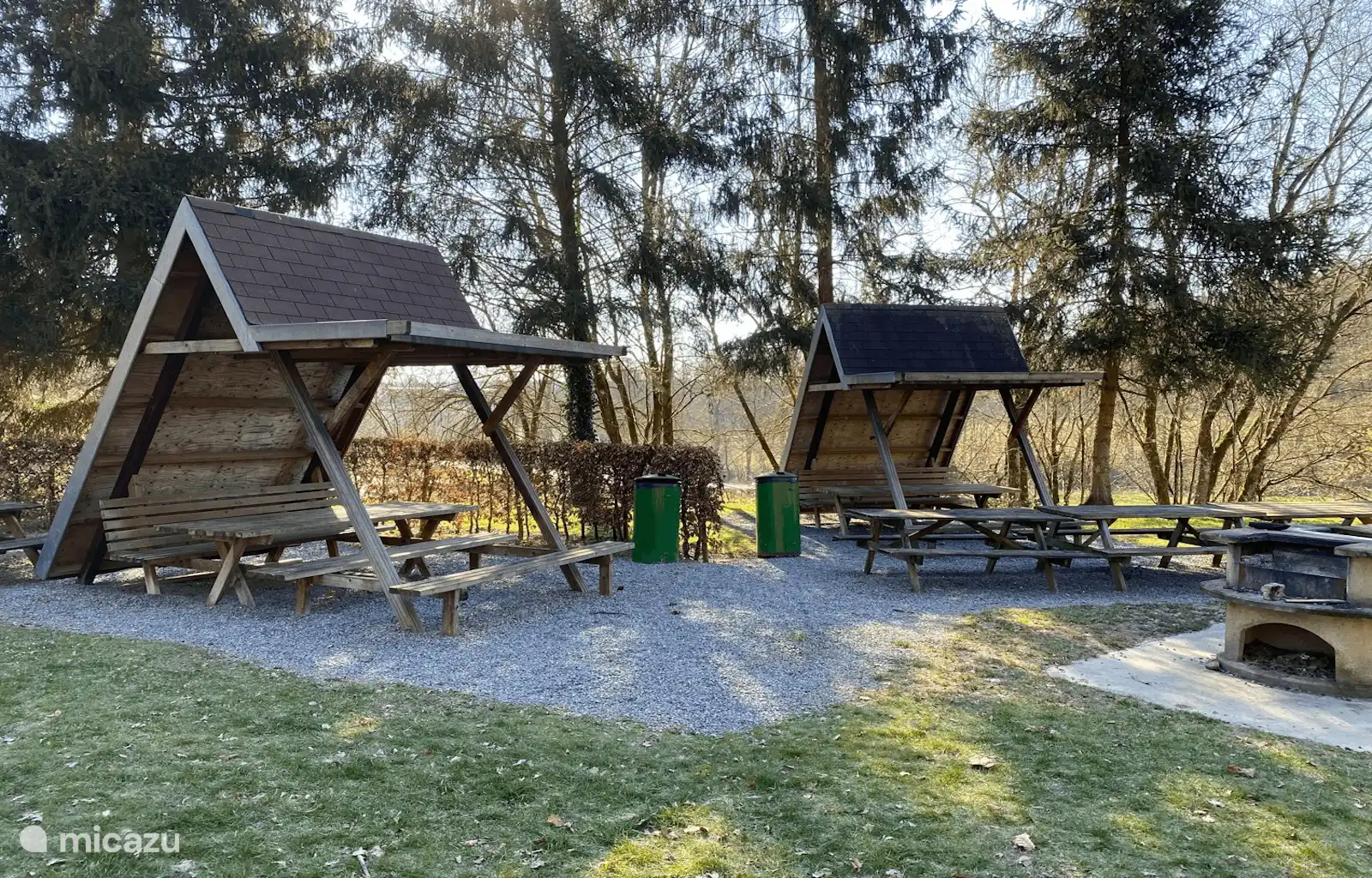 Genießen Sie ein gemütliches Barbecue in der Natur mit überdachten Picknicktischen und einem festen Grill. Perfekt für Familien und Gruppen.