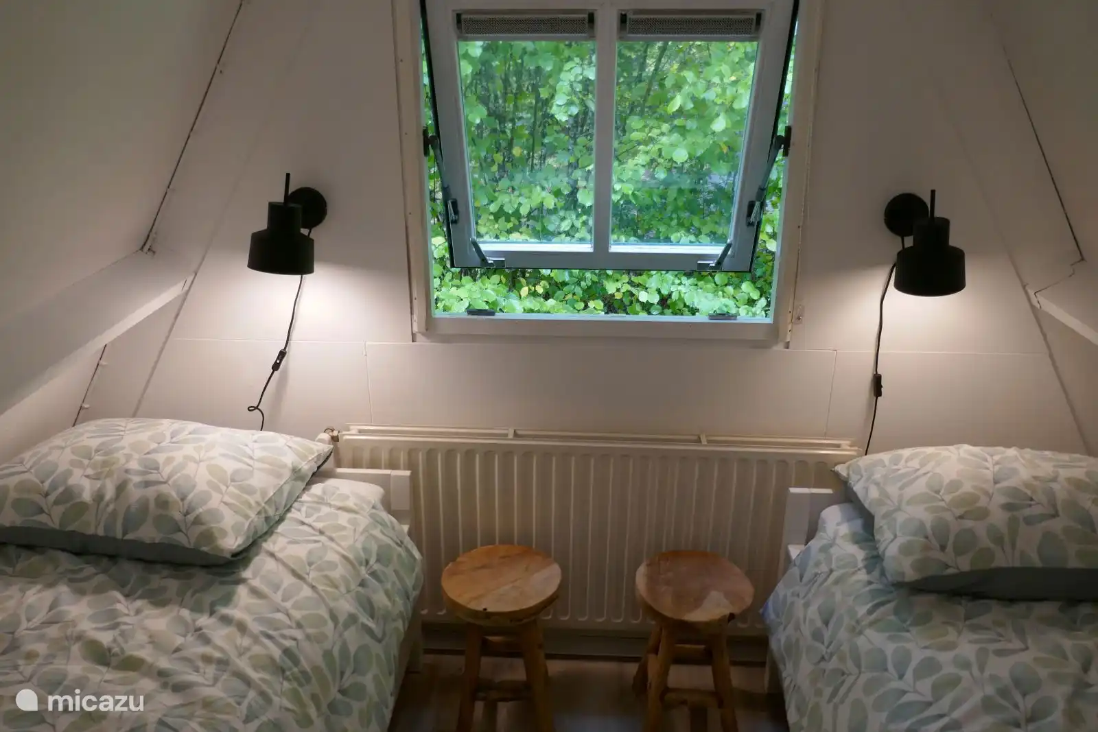 Gemütliches Zimmer mit zwei Betten, offenem Fenster und Blick ins Grüne. Perfekt für Kinder, Freunde oder Familie.