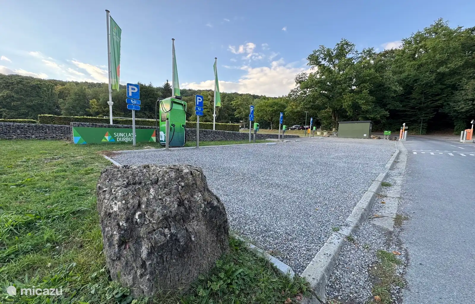 Laden Sie Ihr Elektroauto in einer ruhigen, grünen Umgebung. Langlebig und bequem während Ihres Aufenthalts.