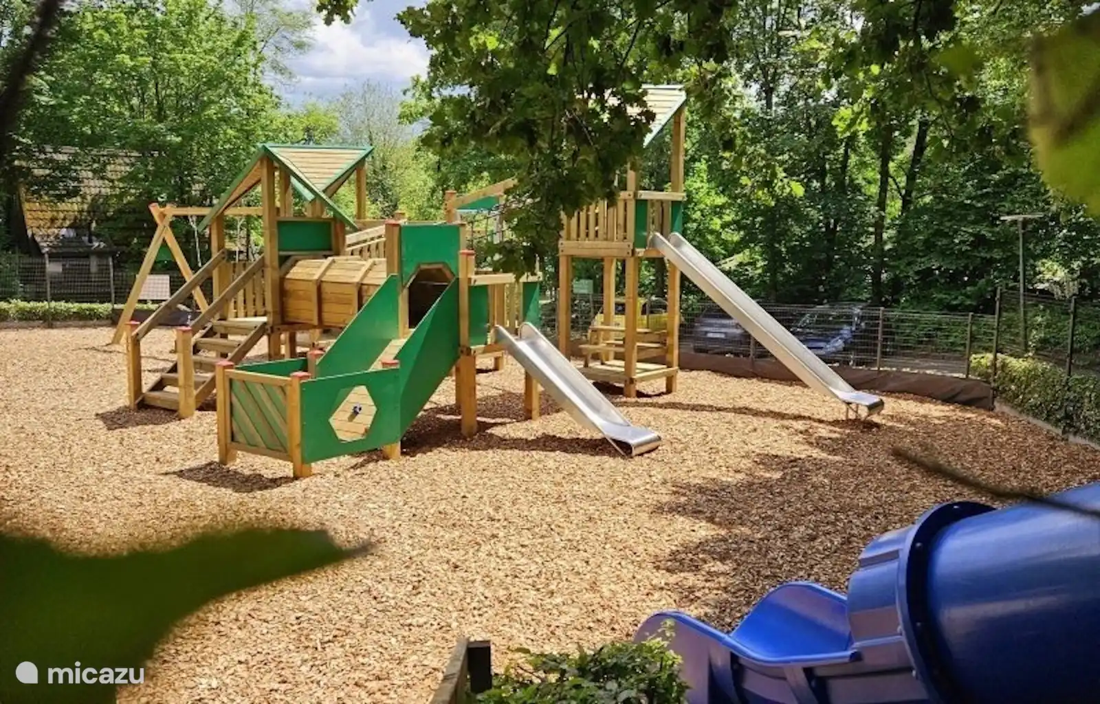 Abenteuerspielplatz mit Rutschen und Klettergerüsten aus Holz. Ideal für Kinder, um sicher herumzutollen.