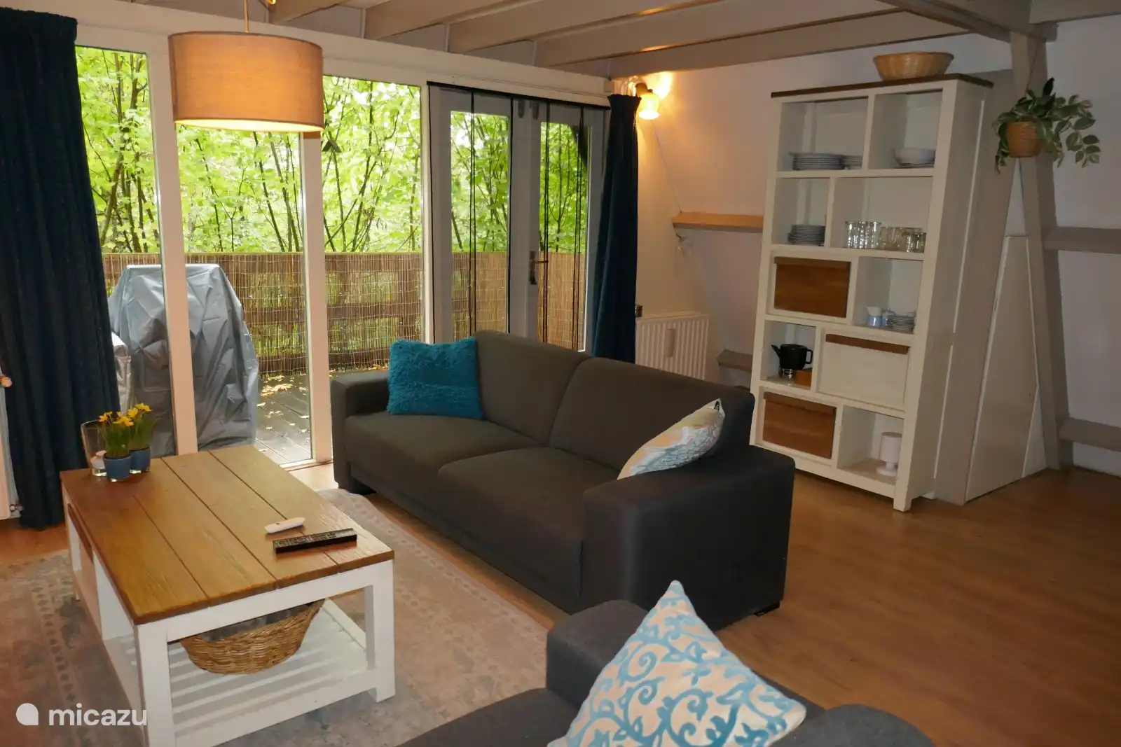 Gemütliches Wohnzimmer mit allem Komfort mit Blick in die Natur.