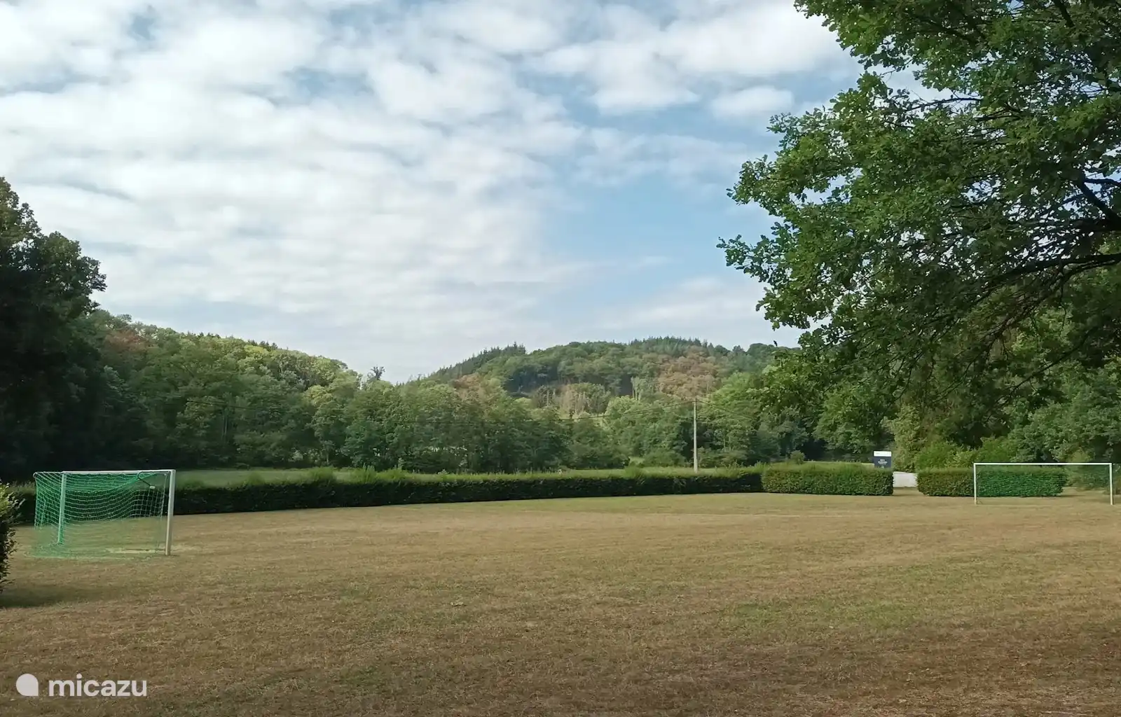 Geräumiger Rasen mit Toren, perfekt für eine Partie Fußball oder sportliche Entspannung in der Natur.