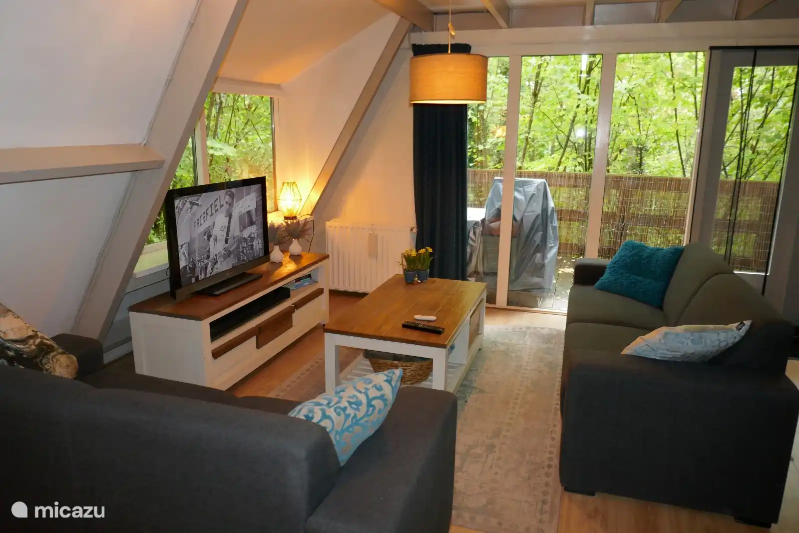 Gemütliches Wohnzimmer mit allem Komfort mit Blick in die Natur.