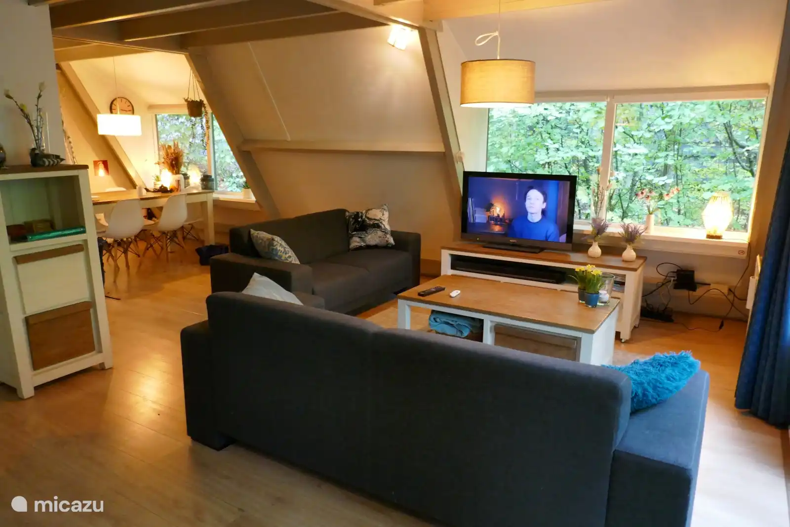 Gemütliches Wohnzimmer mit allem Komfort mit Blick in die Natur.