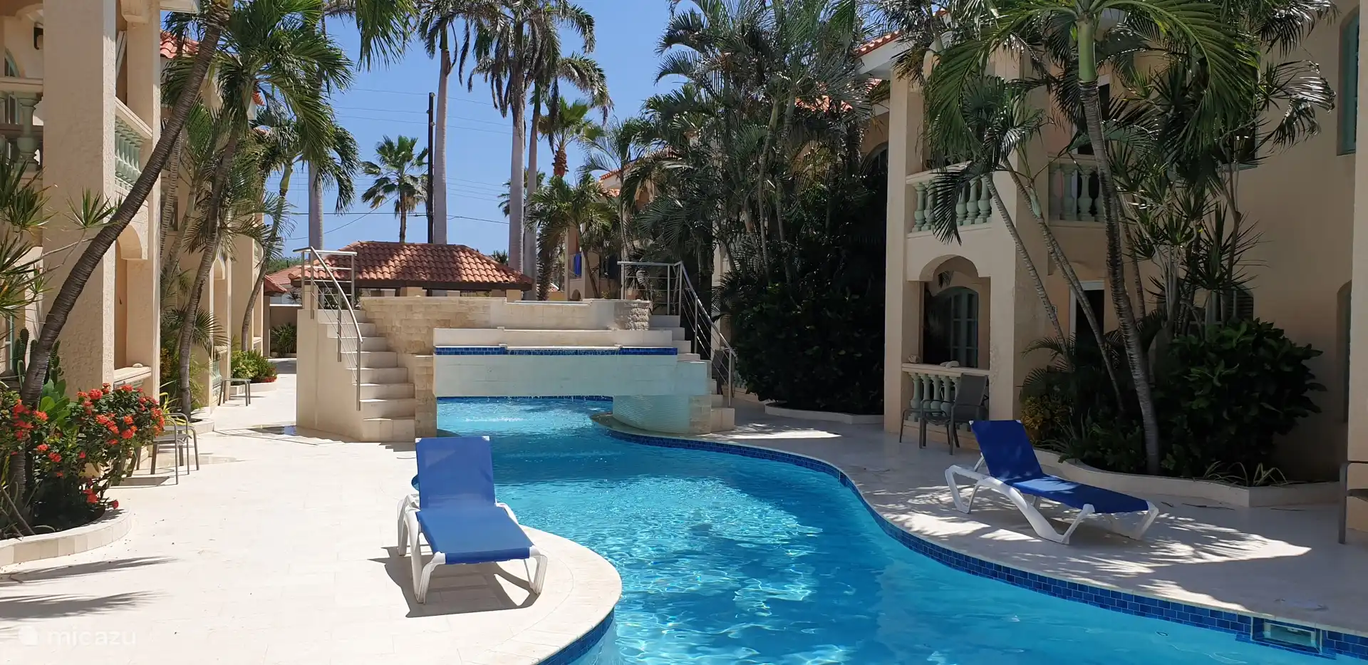 Zwembad met straalbad