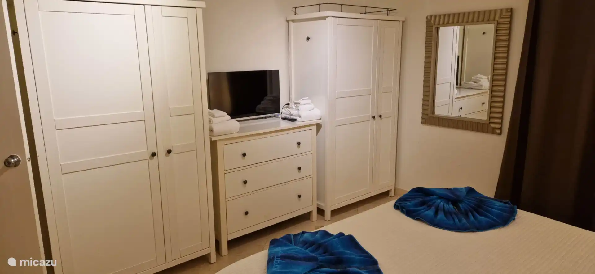 Slaapkamer met kasten en tv