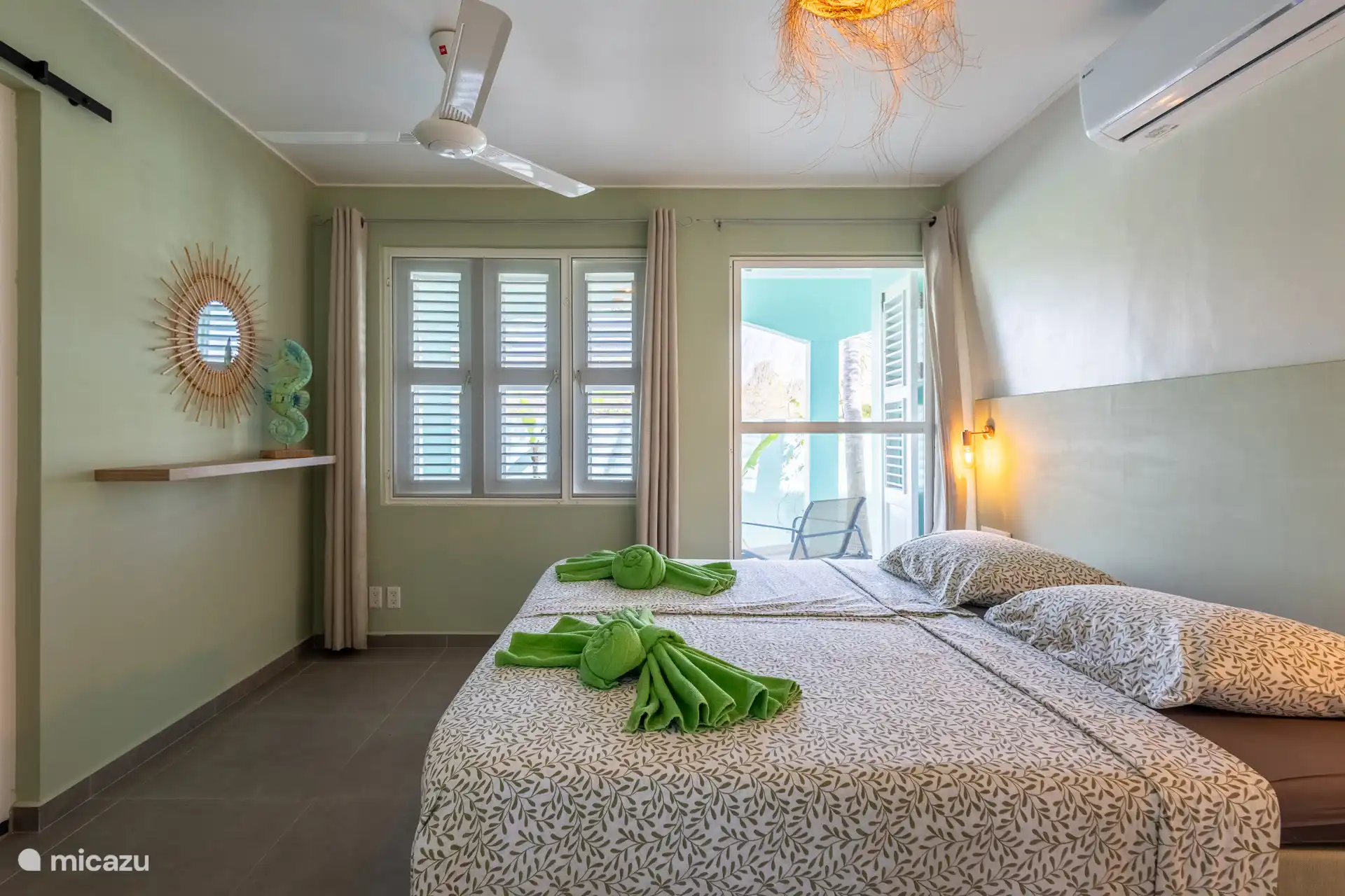 La chambre 3 dispose d’une salle de bain attenante, d’une porte donnant sur l’extérieur et de son propre coin salon
