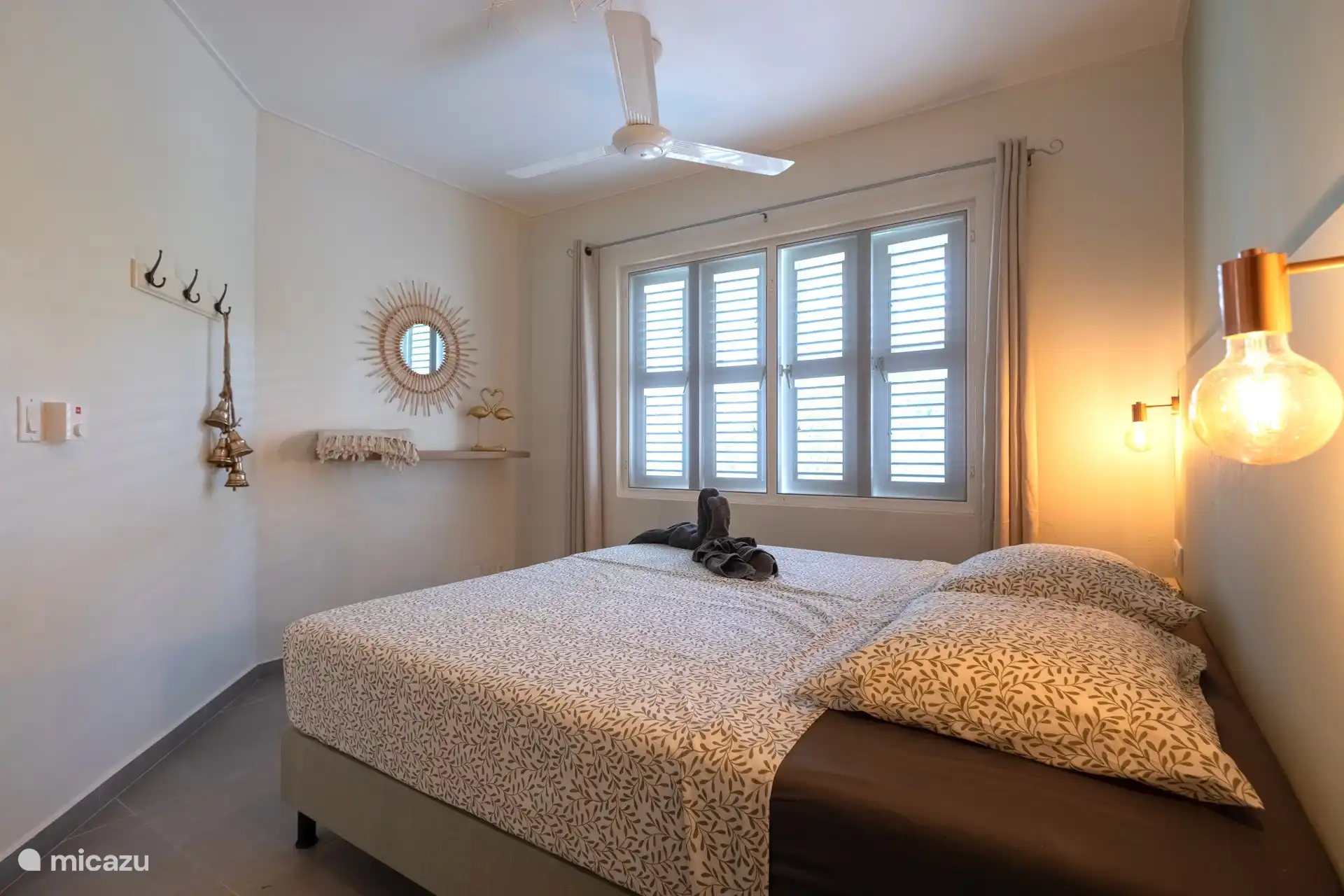 Chambre 1, partage le couloir et une salle de bain avec la chambre 2