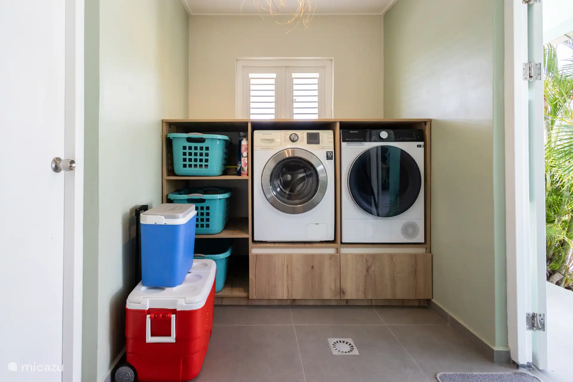 Buanderie avec grande machine à laver et sèche-linge, glacières pour la plage ou les courses, dehors se trouvent des cordes à linge où votre linge est sec en quinze minutes