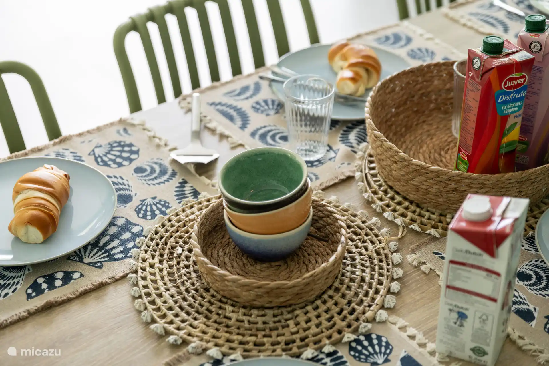 Tout est là pour les longs petits-déjeuners, brunchs, déjeuners, dîners, soirées jeux