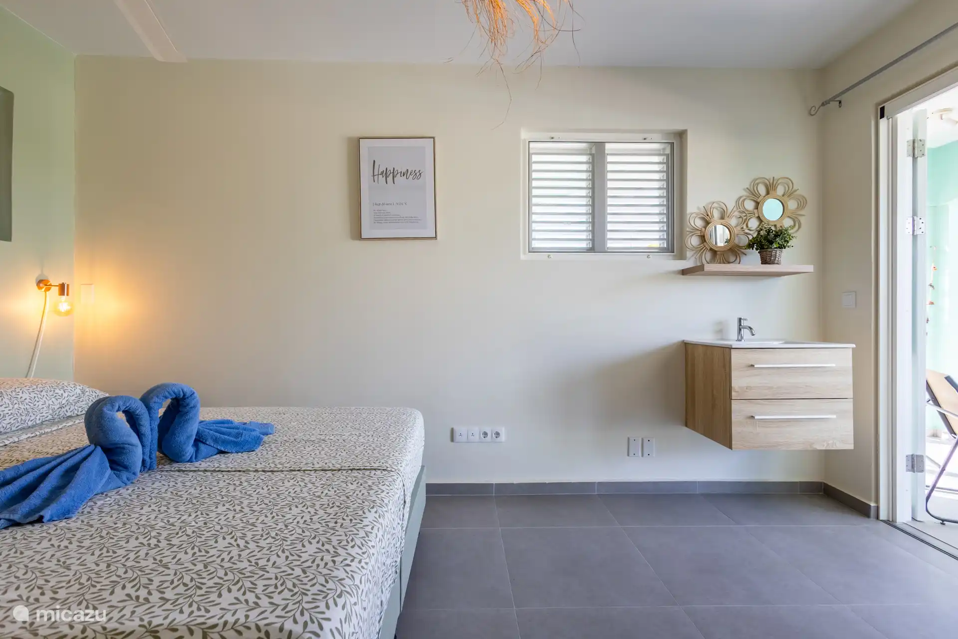 Chambre 5 à nouveau avec son propre lavabo et une porte donnant sur une terrasse privée