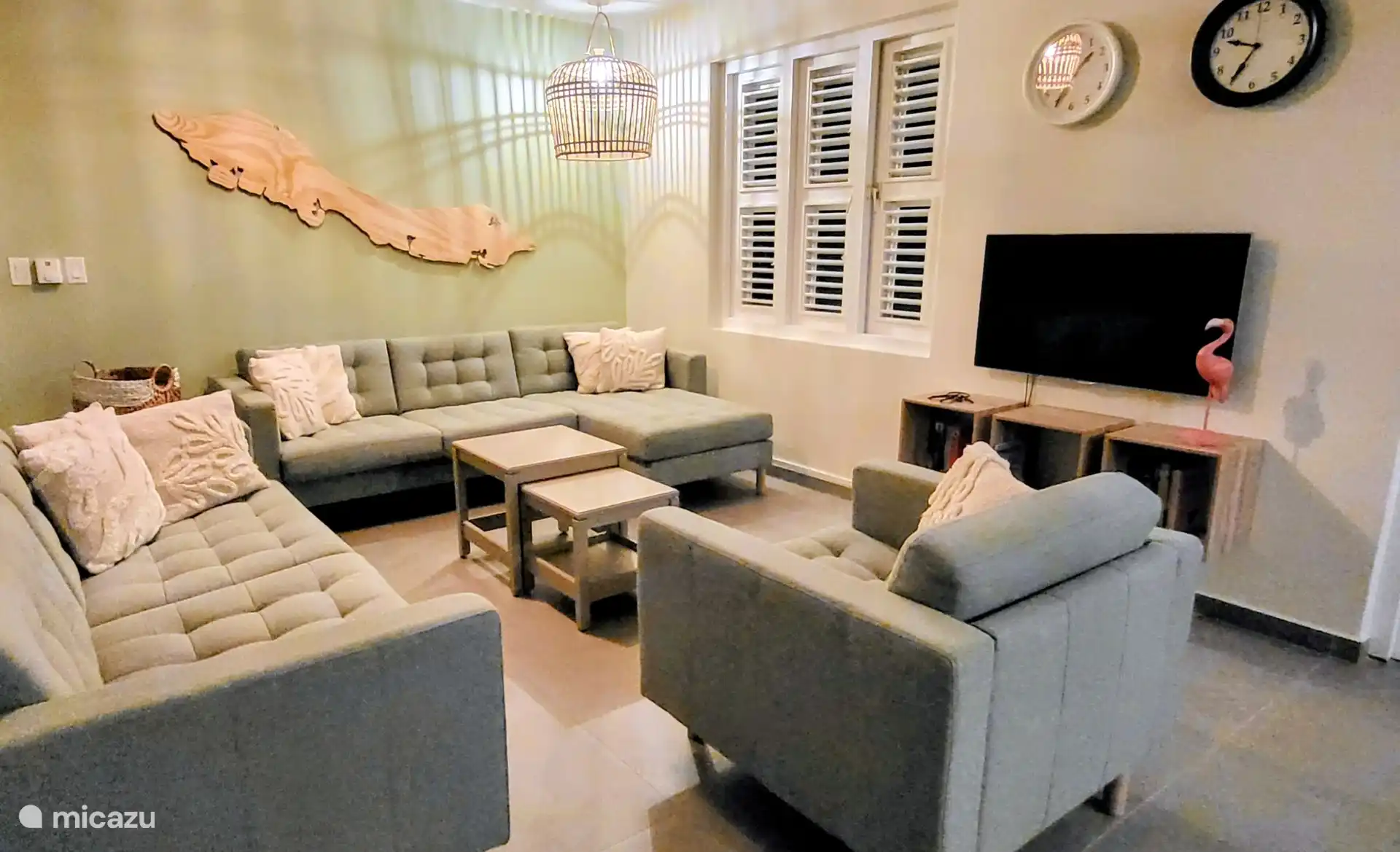 Gezellige woonkamer, tv hoek. TV met firestick, dus heel veel wereldwijde zenders, en natuurlijk je eigen streaming diensten.