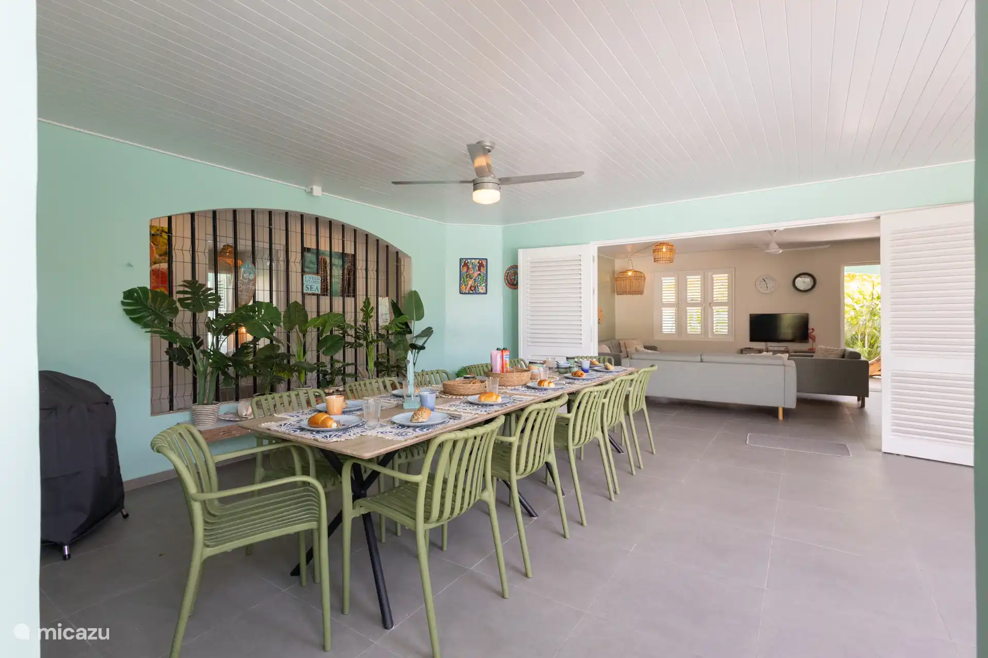 Ouvrez grand la grande façade et profitez d’une maison fraîche toute la journée. Fusion extérieure et intérieure