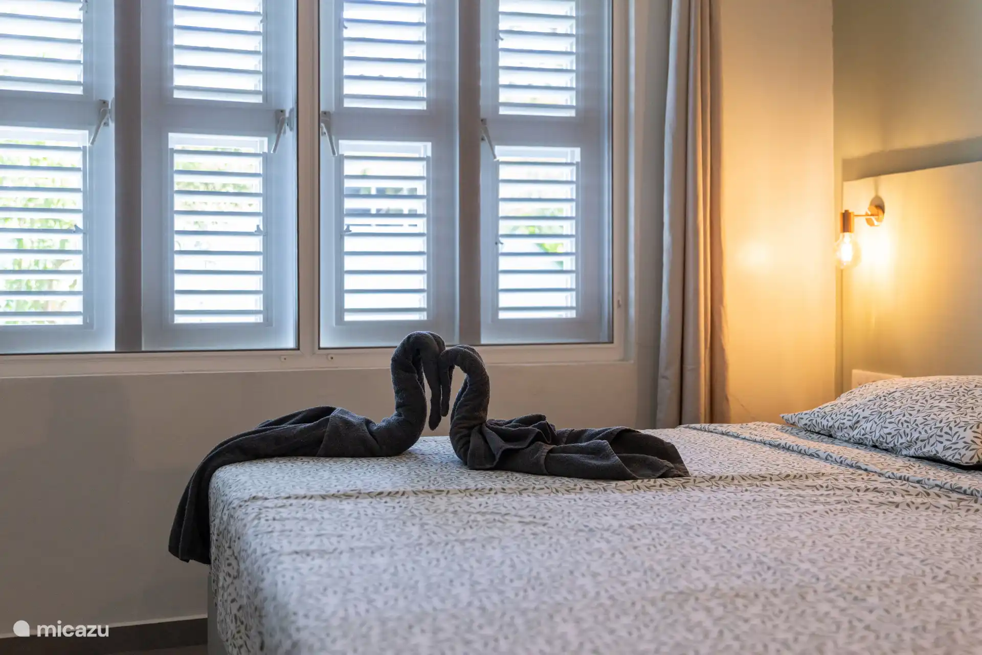 Partout dans la maison, il y a ces fenêtres en bois avec volets à volets fermés. Sûr et équipé de moustiquaires. Caractéristique d’une vraie maison tropicale, le vent rafraîchit naturellement la maison, donc vous n’avez pas besoin de climatisation