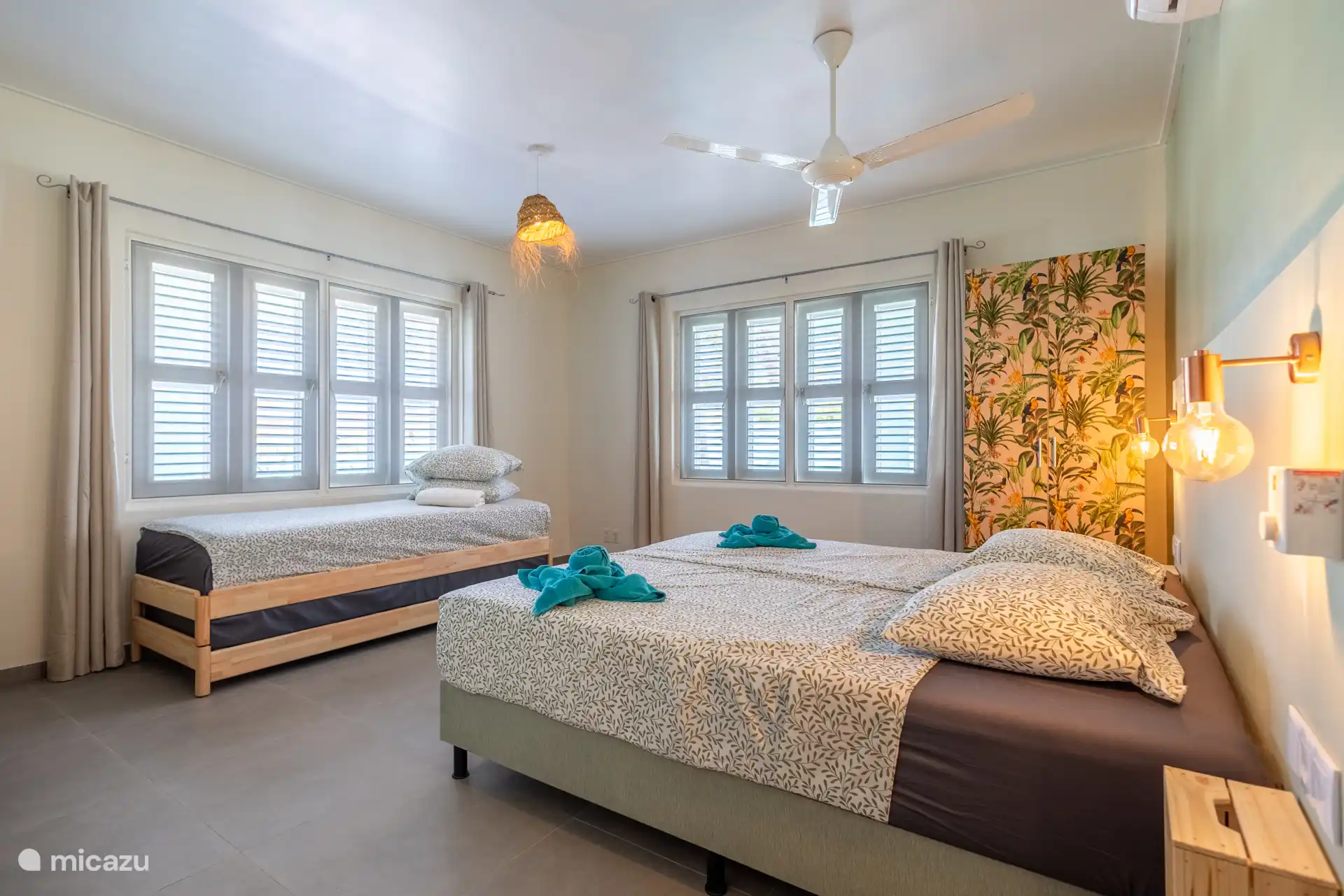 La chambre 4 peut être utilisée de façon flexible. En principe, c’est une chambre double spacieuse, mais il y a 2 lits supplémentaires qui peuvent être ajoutés. De cette façon, vous avez une salle familiale complète