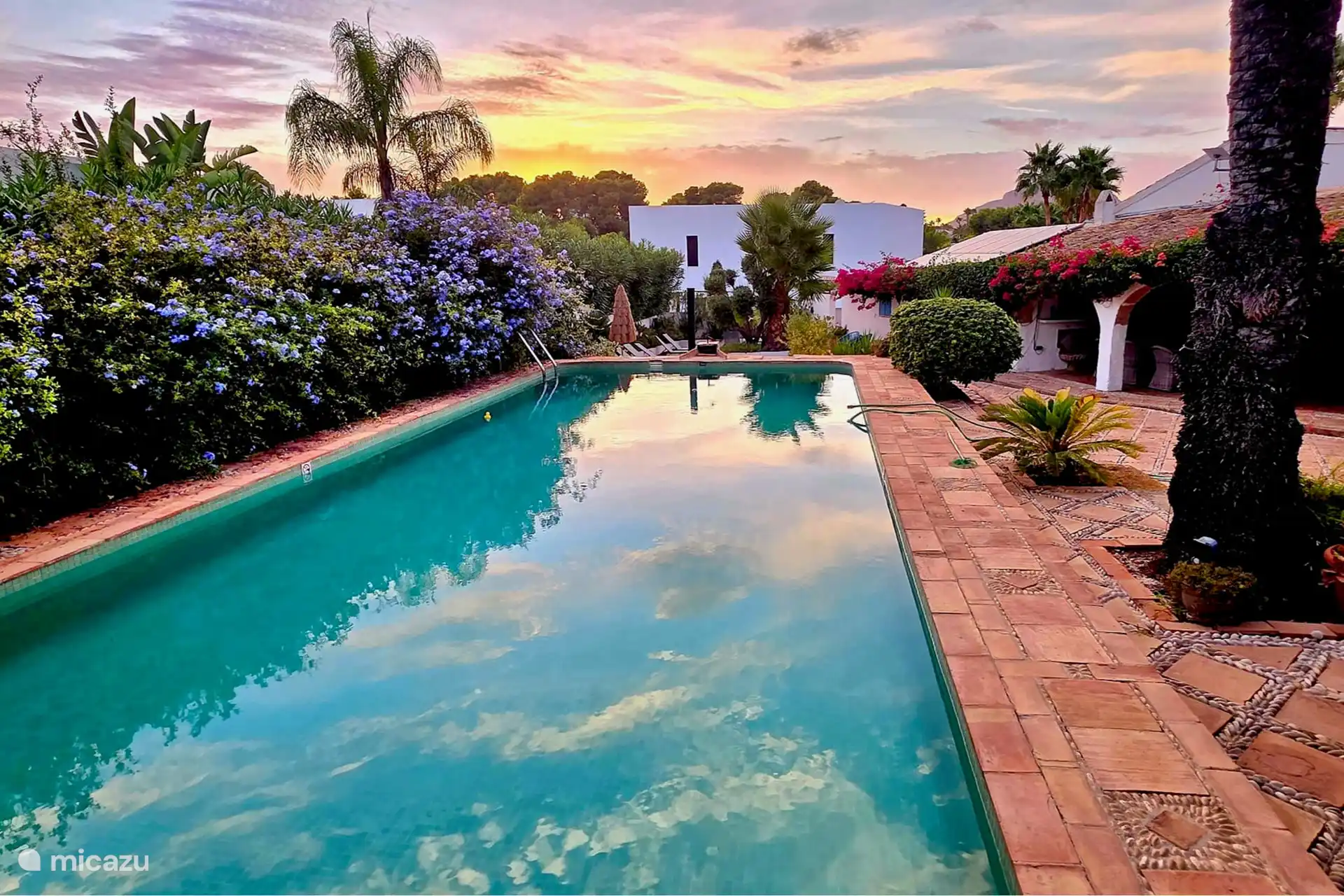 Le soleil du soir se couche lentement pendant que tu t’assois près de la piscine... C’est exactement le moment pour lequel les fêtes sont faites.