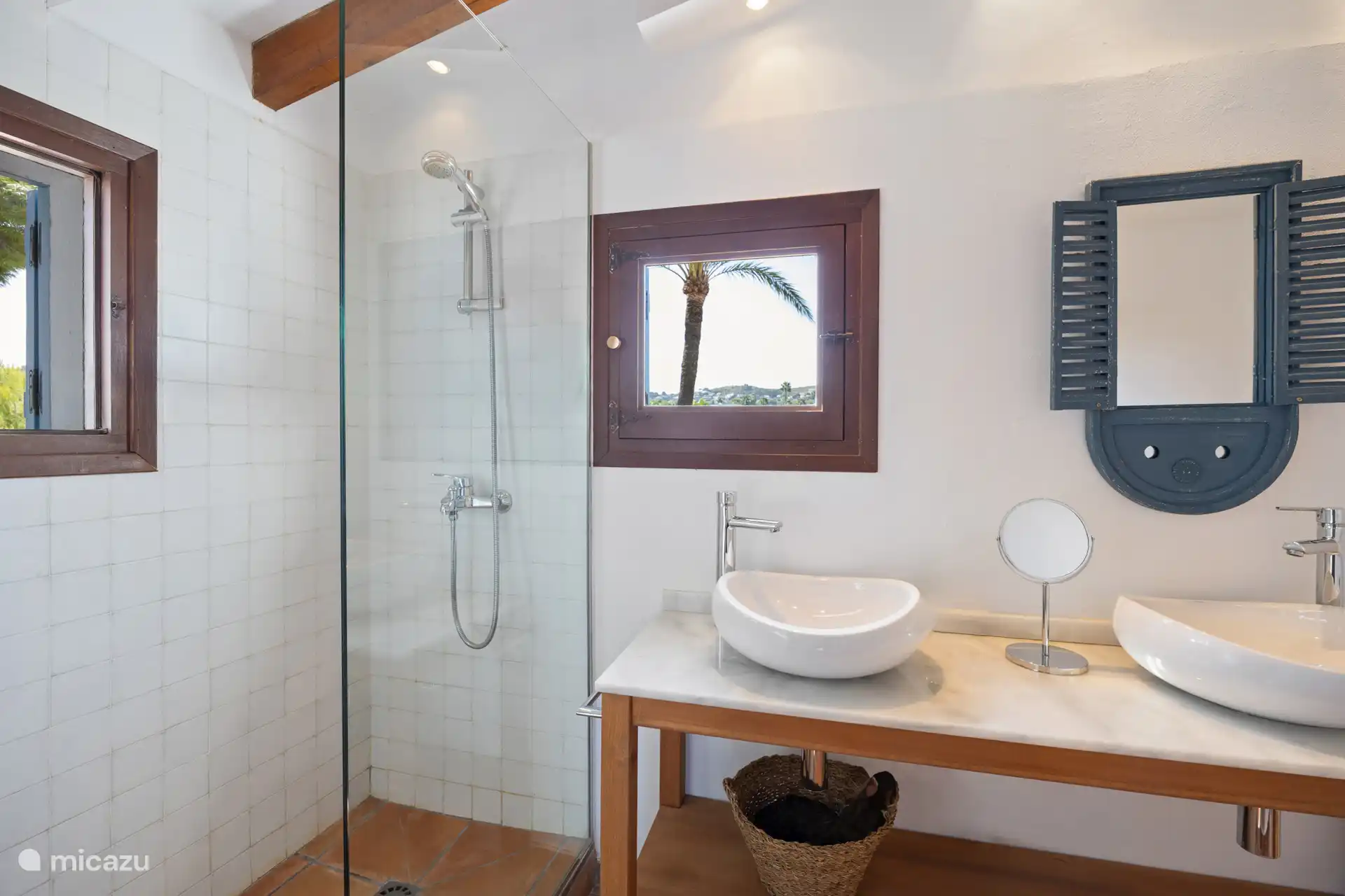 La salle de bain attenante de la chambre Altea (1) dispose de deux lavabos, d’une toilette et d’une douche. Pour un confort supplémentaire, un sèche-cheveux, un gel douche, un shampoing et un après-shampoing sont fournis.