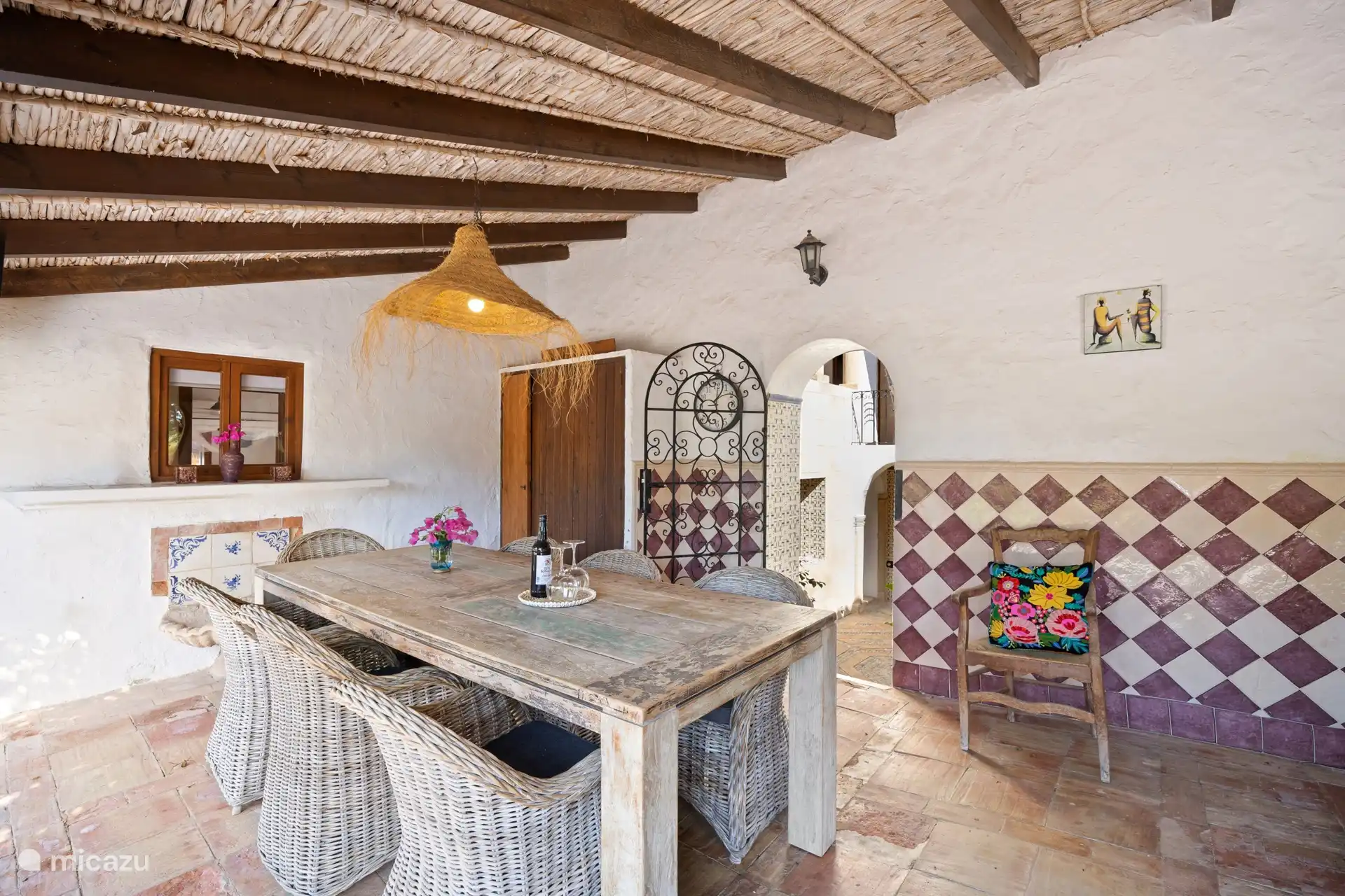 Table à manger sur le côté, naya. Par la porte, on entre dans la terrasse.