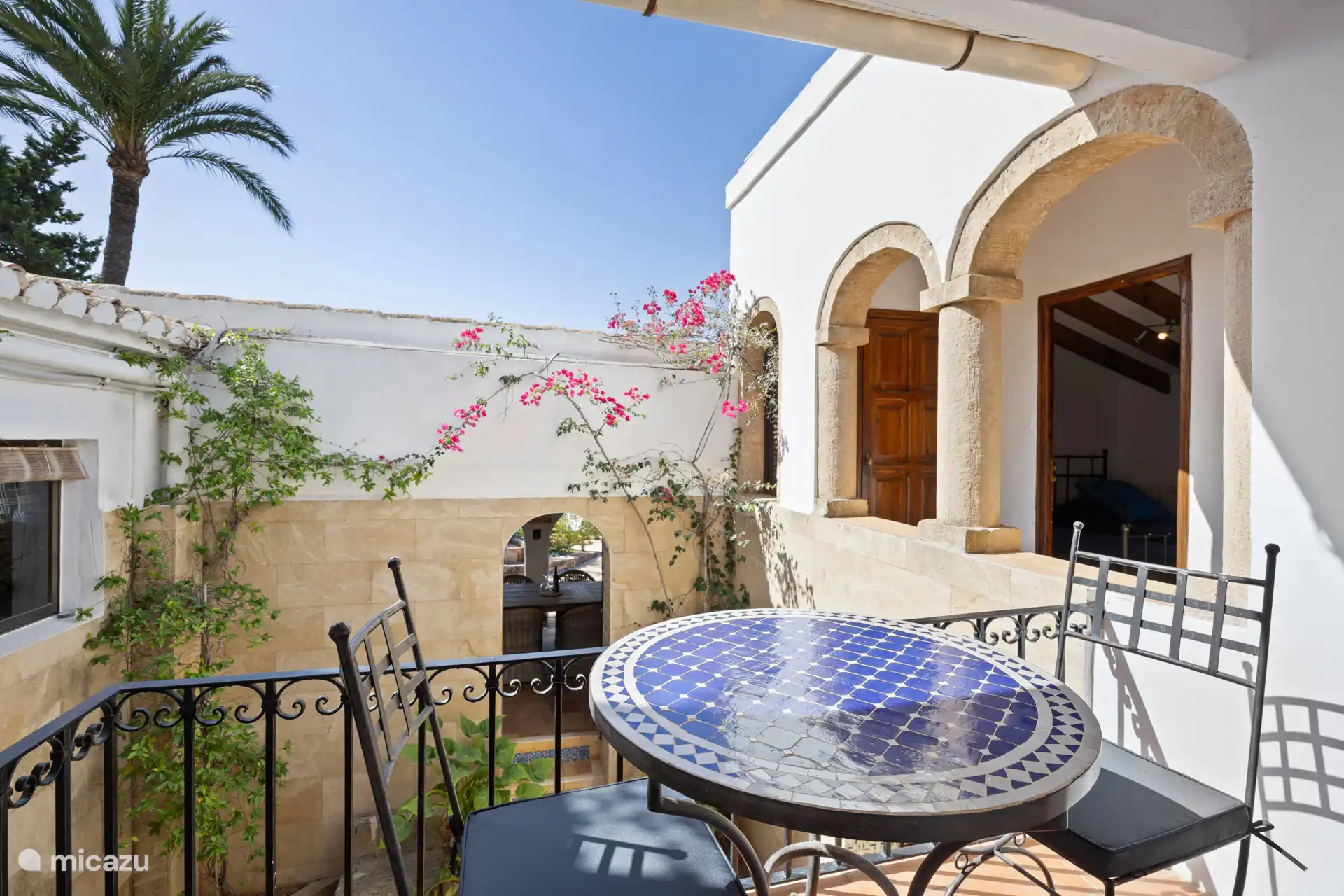  La terrasse est un lieu atmosphérique et plein de caractère, avec un agréable coin salon où l’on peut profiter du soleil du matin ou un moment plus tard dans la journée. Autour de cette terrasse se trouvent 3 chambres et 2 salles de bain.