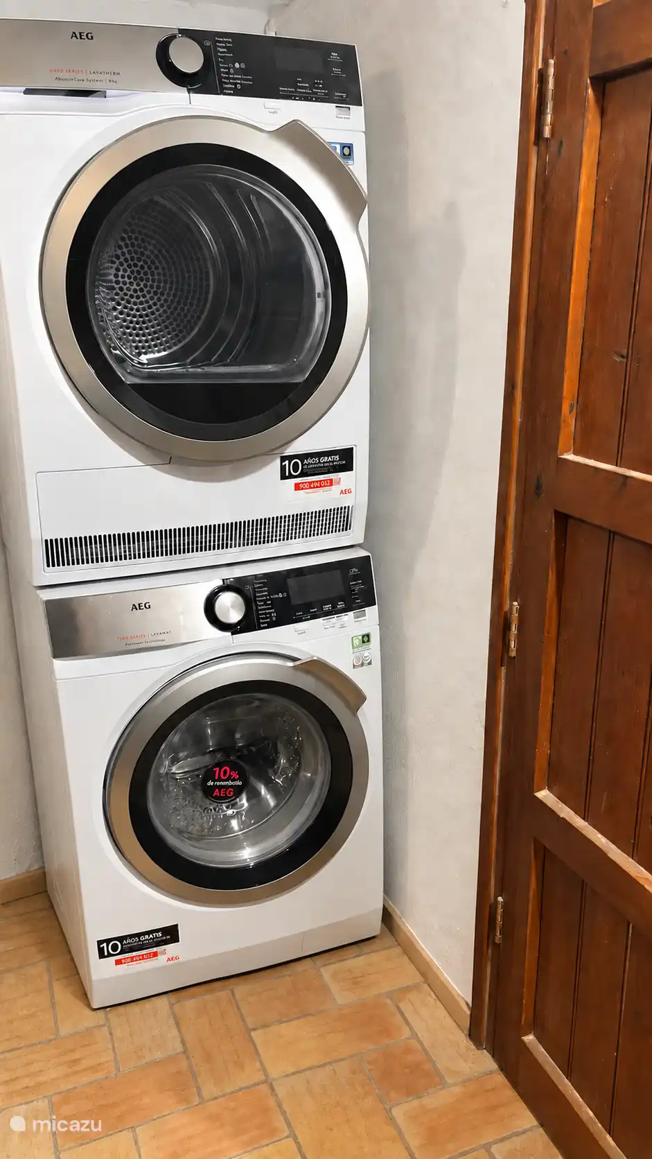Une machine à laver et un sèche-linge sont disponibles.