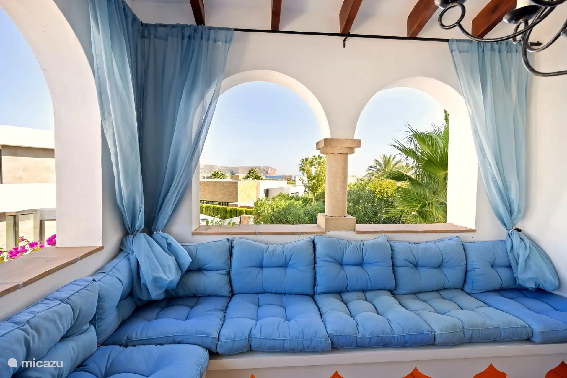 Loggia accessible depuis le salon, meublée d’un siège rond. Un endroit agréable pour se détendre et profiter de la vue sur le Cabo San Antonio.
