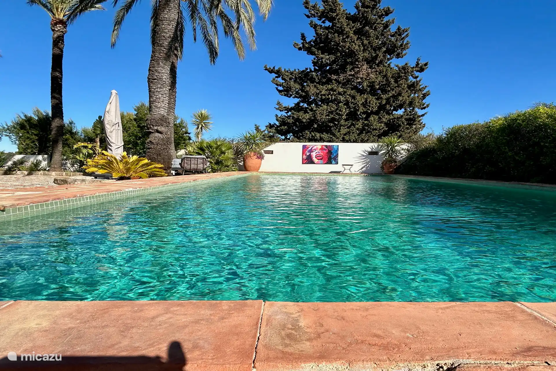 Belle piscine privée de 6 par 12 mètres. 