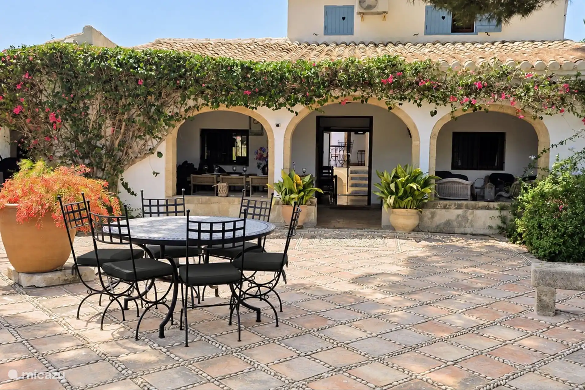 La façade de la Finca La Perla. Une finca pleine de caractère. Avec la table en mosaïque au premier plan.
