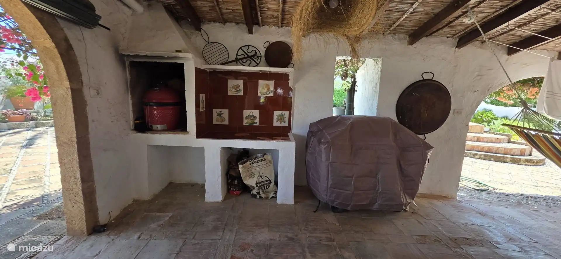 Outdoor kitchen in the side naya with a kamado and a gas barbecue