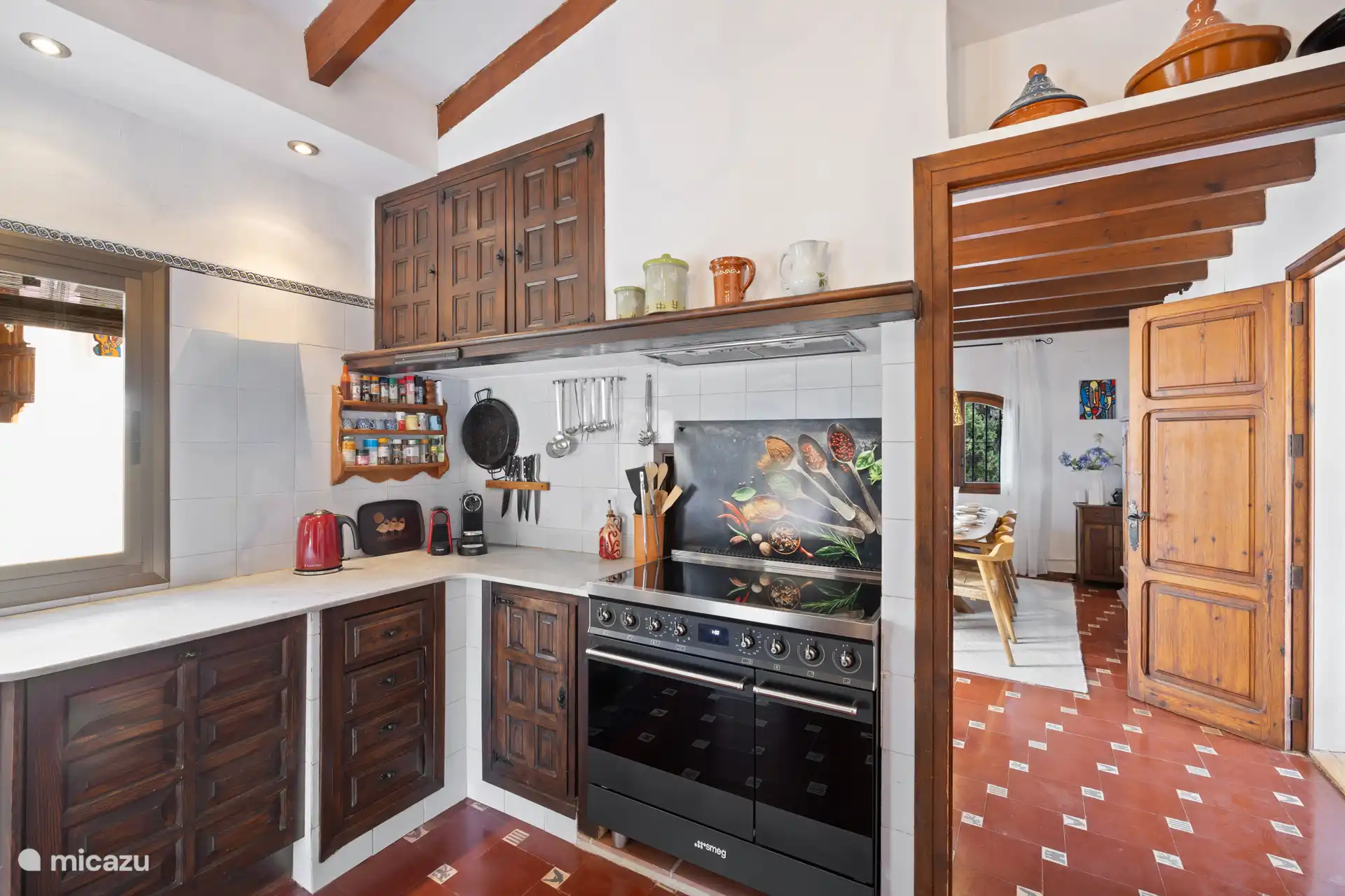 Cuisine espagnole authentique, entièrement équipée d’une grande plaque avec plaque en céramique et deux fours, un micro-ondes combiné, une friteuse à air, un lave-vaisselle et un congélateur réfrigérateur.