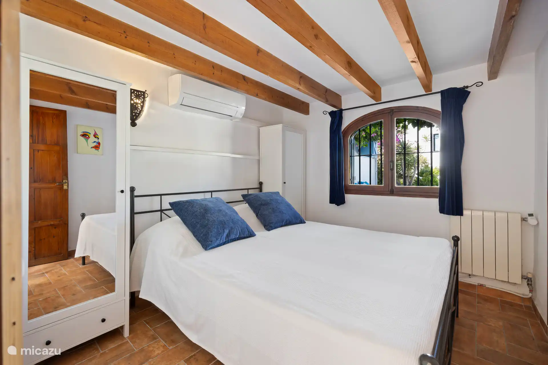 Bedroom Denia est située au rez-de-chaussée sur la terrasse attrayante et dispose d’un lit double confortable, de la climatisation et d’une salle de bain privée attenante.