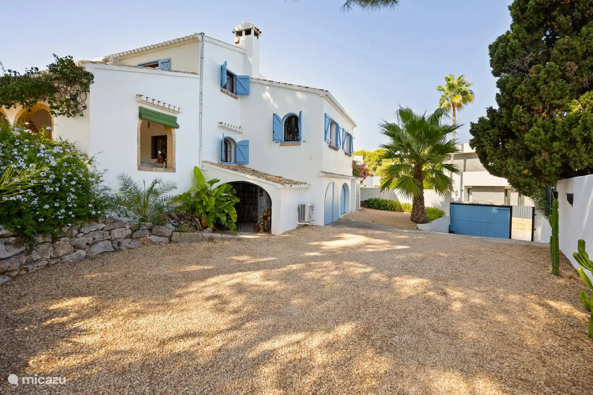 Côté de la finca avec un jardin méditerranéen, où vous pouvez aussi garer votre voiture. Au total, il y a de la place pour trois voitures sur place.