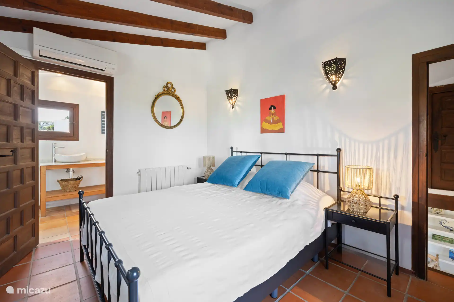 La chambre Altea offre un endroit calme et confortable pour se détendre. La pièce est accessible depuis le salon et dispose de la climatisation et d’une salle de bain privée.