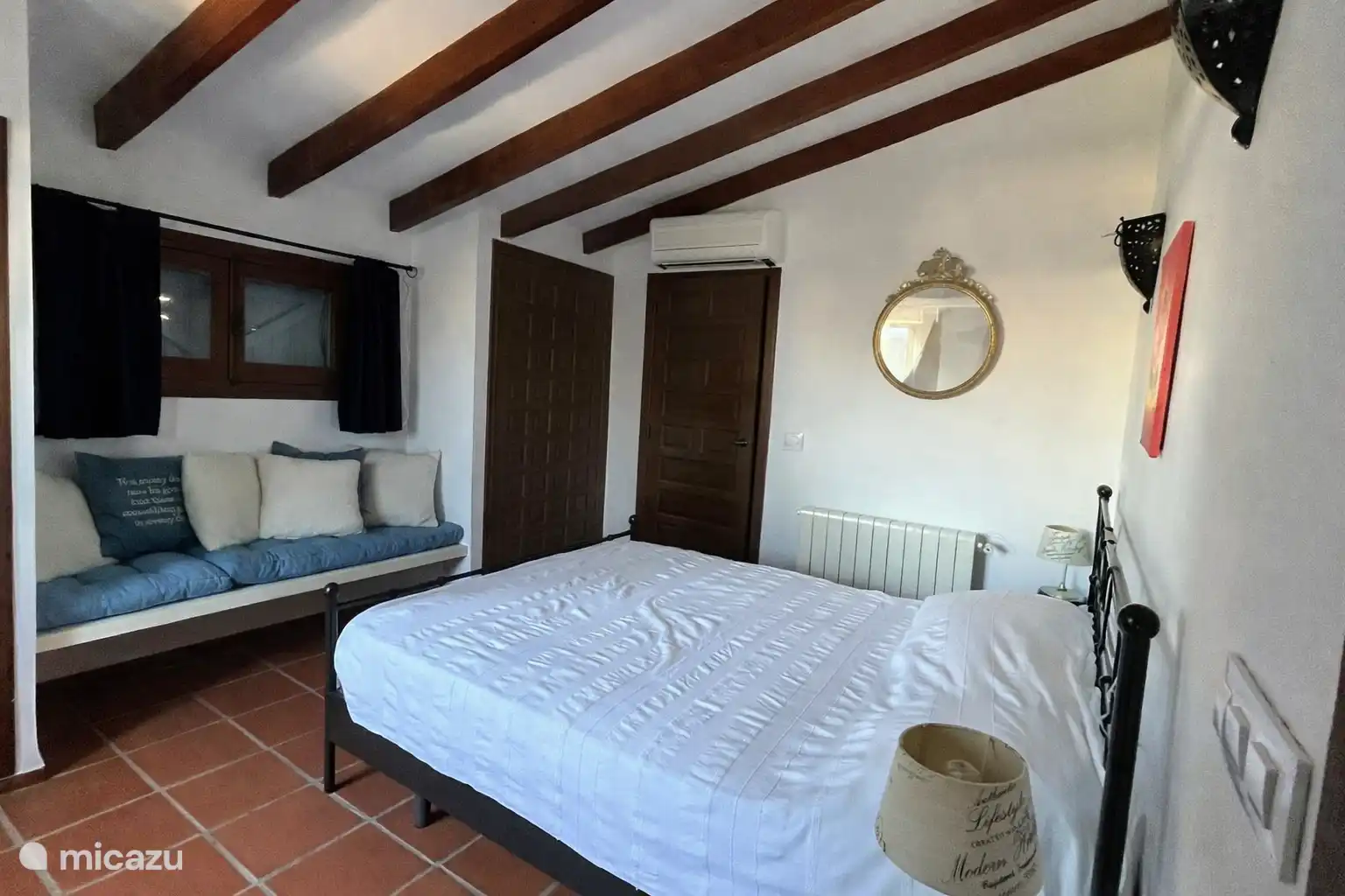 Chambre accessible depuis le salon. Avec une salle de bain attenante. 