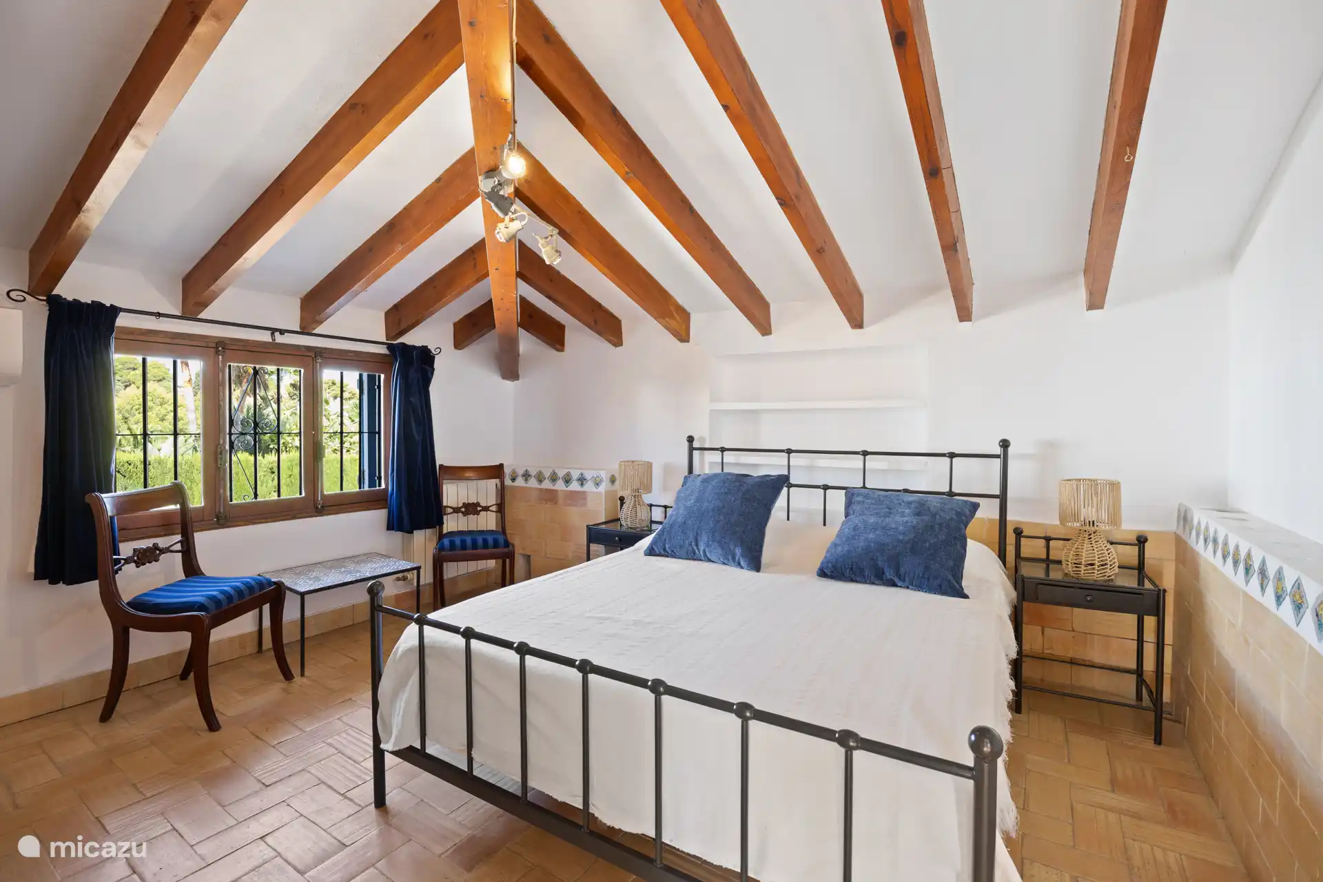 La chambre Calpe est située au rez-de-chaussée sur la terrasse attrayante et dispose d’un lit double confortable et de la climatisation.