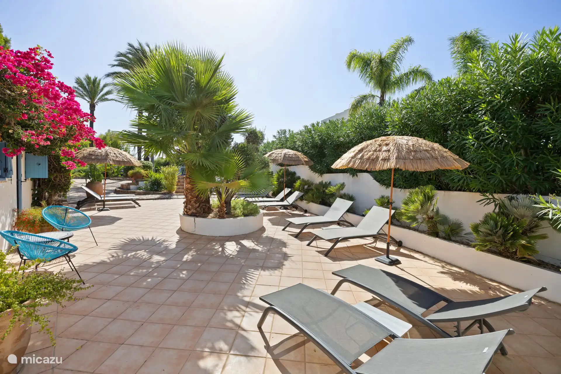 Sur le côté du jardin se trouve l’une des terrasses où vous pouvez installer votre transaut.