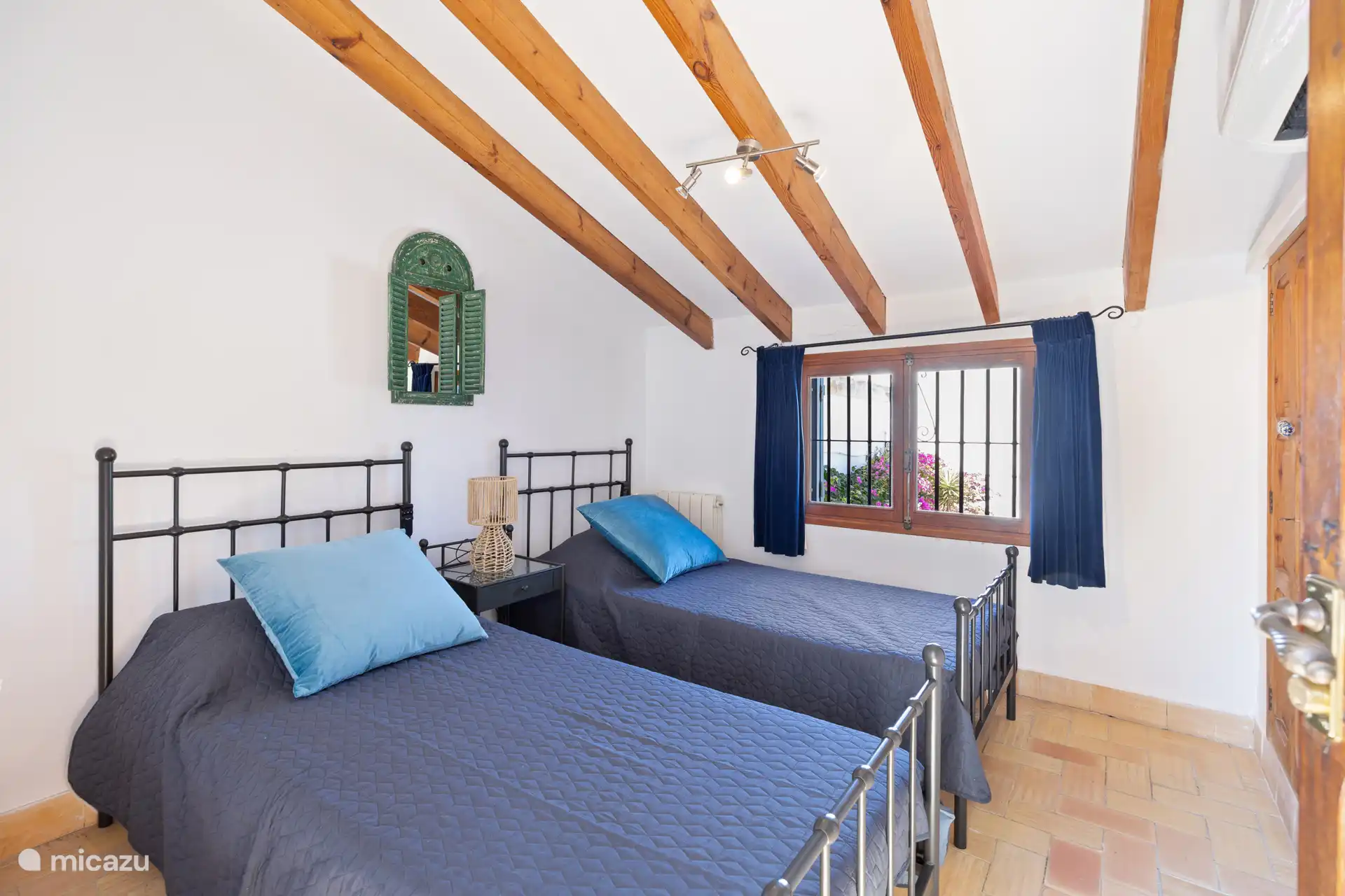 La chambre Moraira est située au rez-de-chaussée, attenante au patio, et dispose de deux lits simples et de la climatisation.