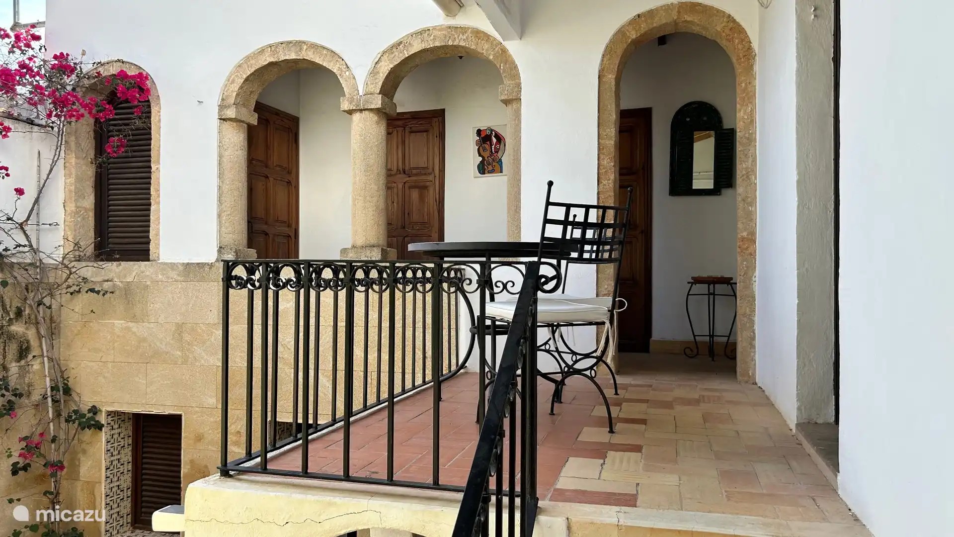 Patio with access to 3 bedrooms, toilet and 2 bathrooms (1 without toilet)