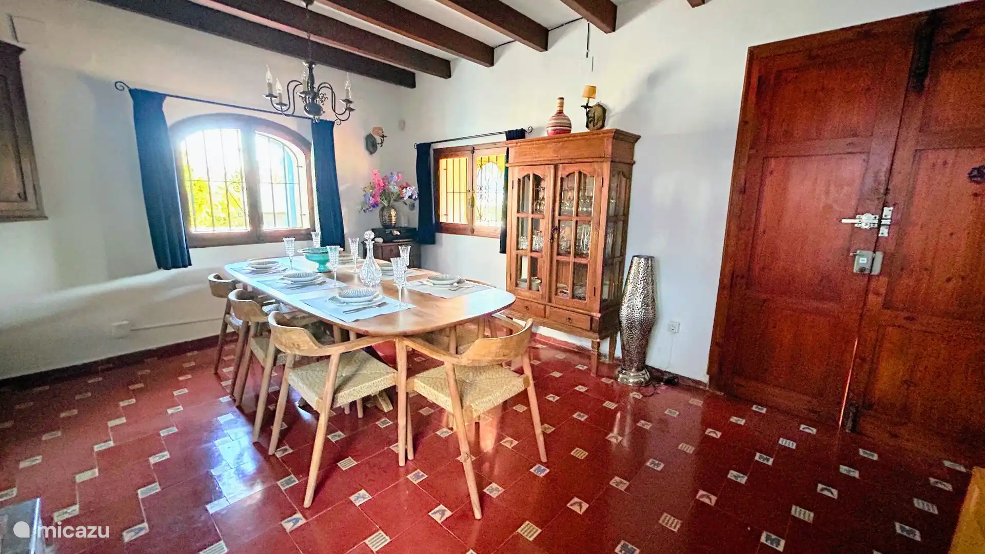 Eetkamer met authentieke Spaanse vloer. 