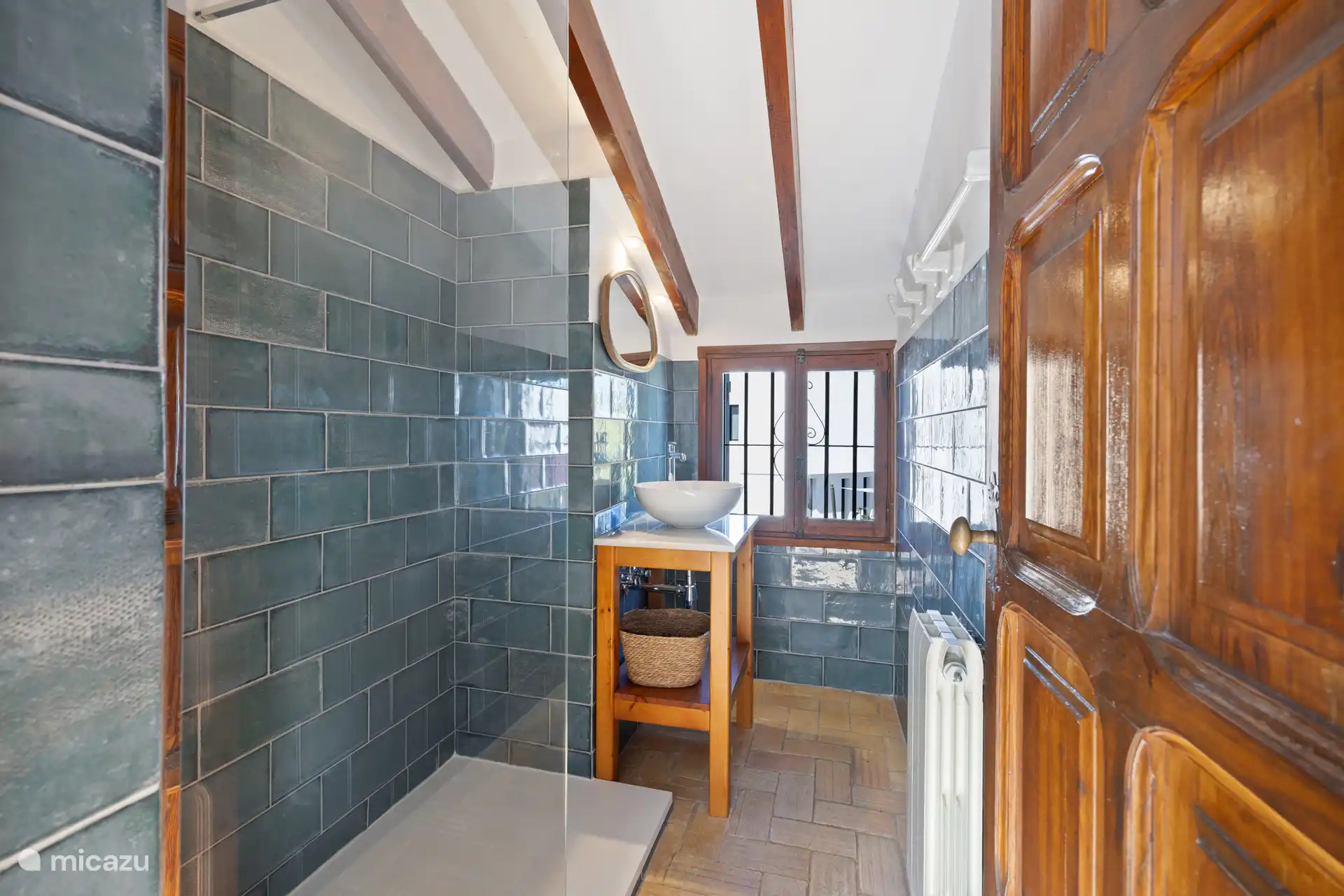 Salle de bain au rez-de-chaussée, en vue de la terrasse. Partagé par les chambres Calpe (2) et Moraira (3). Équipé d’un lavabo, d’une douche et d’une toilette séparée. Sèche-cheveux, gel douche, shampoing et après-shampoing disponibles.