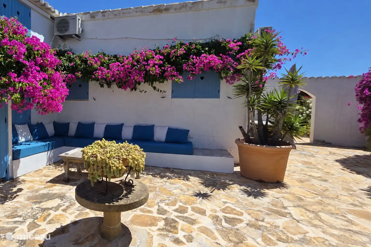 Terrasse d’Ibiza derrière la finca avec un canapé salon. L’endroit parfait pour se retirer avec un bon livre, une conversation agréable ou un bon verre de vin. 
