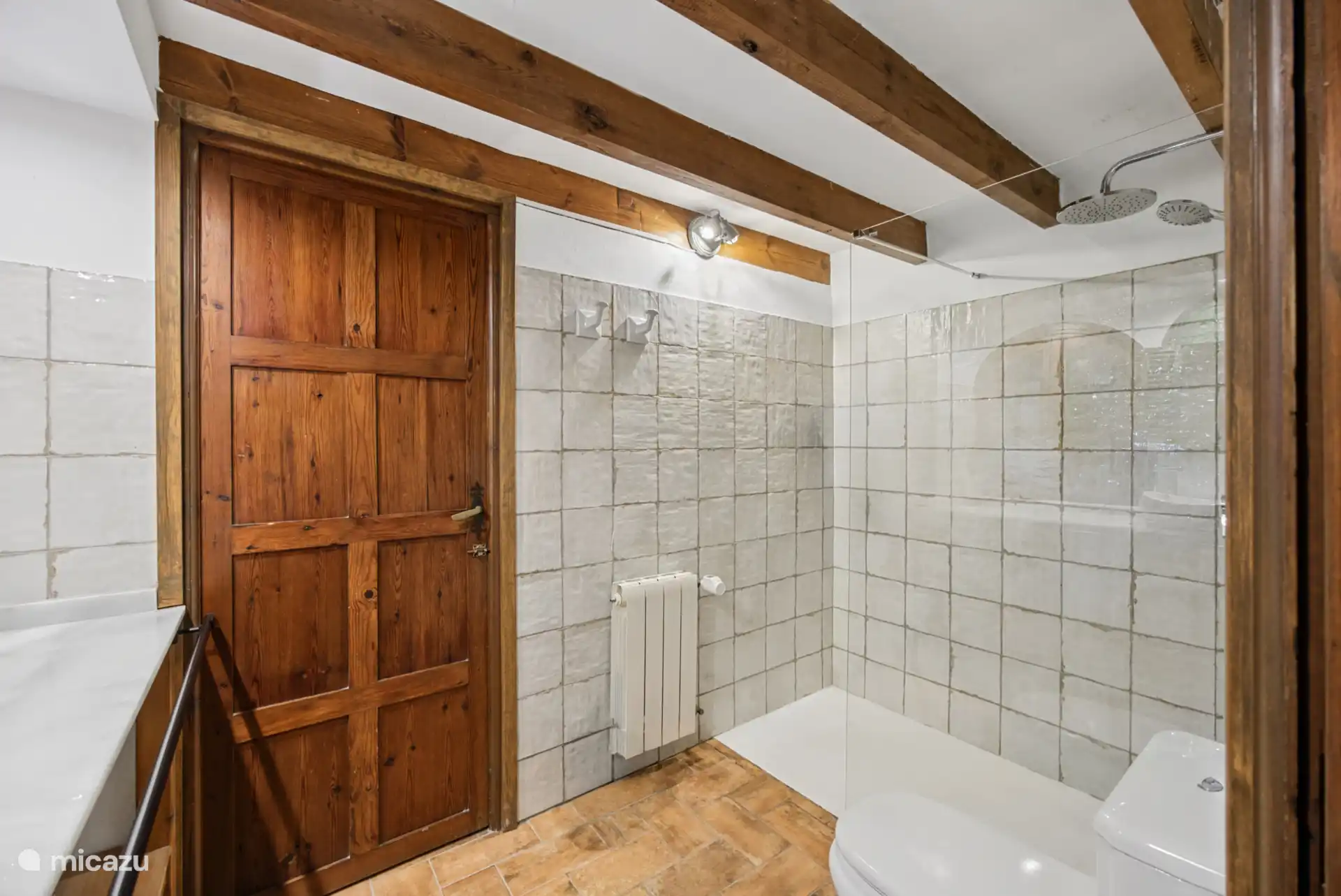 La salle de bain est située au rez-de-chaussée, en dehors de la terrasse, et est directement accessible depuis la chambre Denia (4). La salle de bain dispose d’un lavabo, des toilettes et d’une douche. Il y a un sèche-cheveux, une douche et une douche.