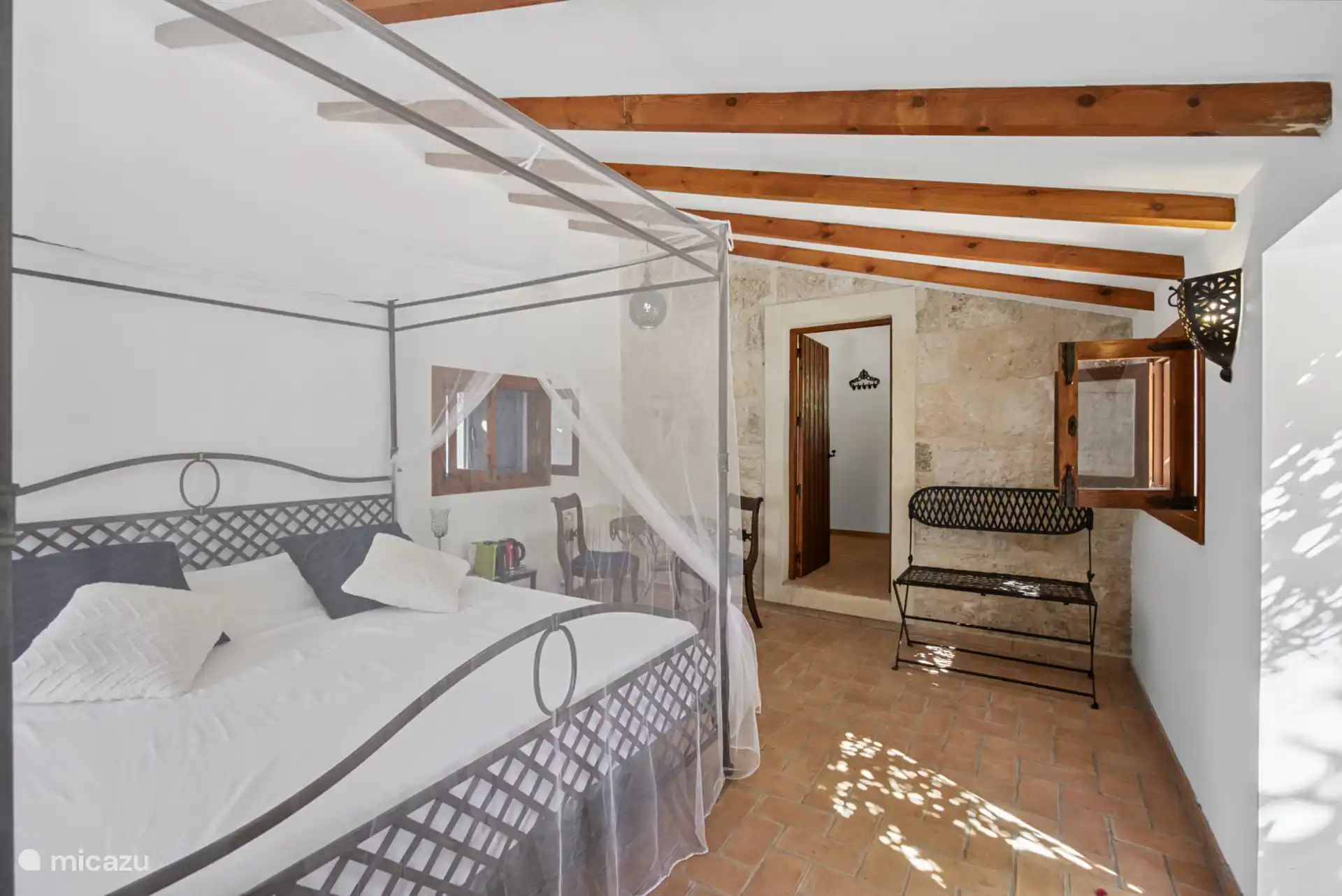 La chambre L’Albir est une chambre double confortable avec un accès privé depuis le côté de la finca. La chambre dispose de la climatisation et d’une salle de bain privée avec toilettes.