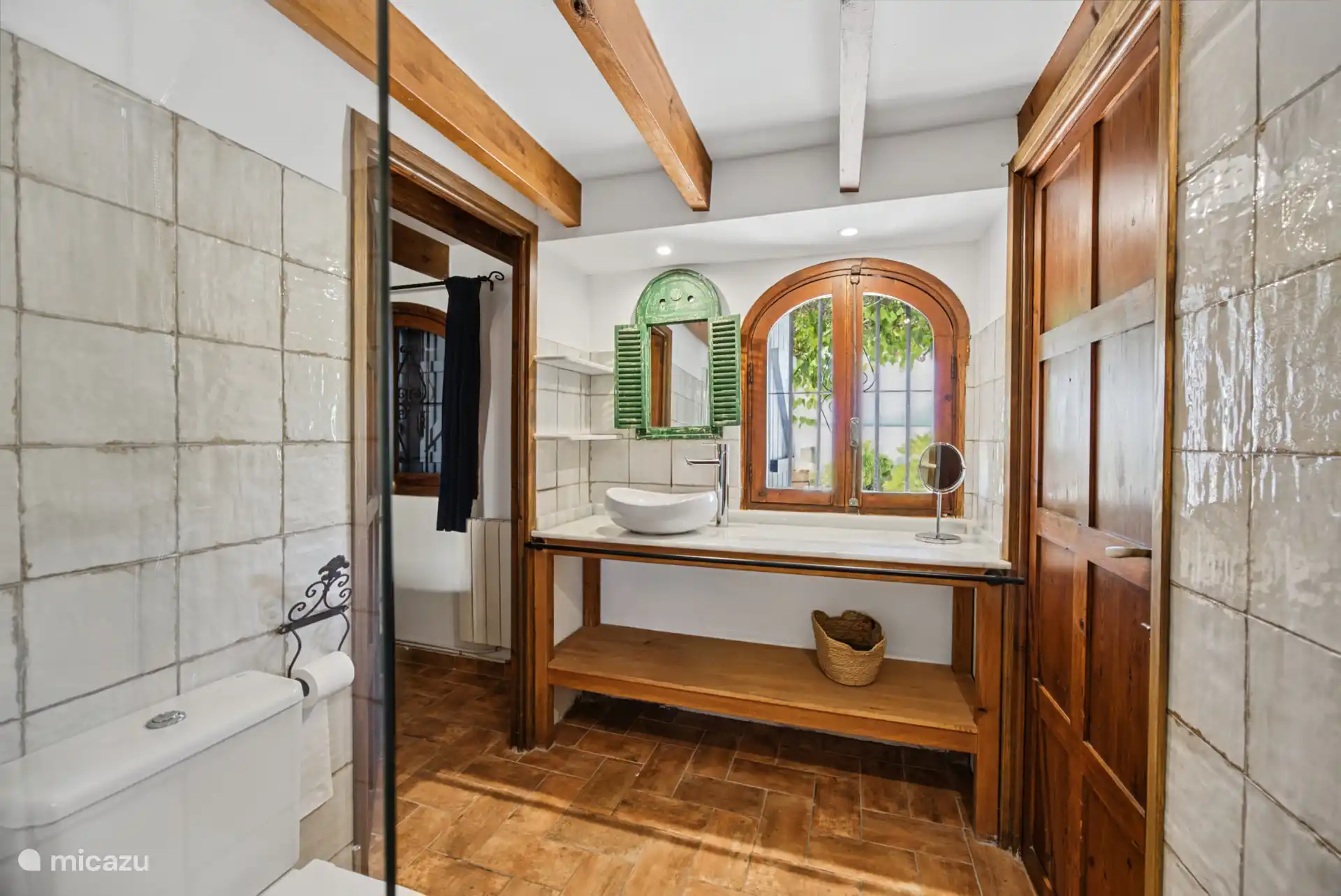 La salle de bain est située au rez-de-chaussée, en dehors de la terrasse, et est directement accessible depuis la chambre Denia (4). La salle de bain dispose d’un lavabo, des toilettes et d’une douche. Il y a un sèche-cheveux, une douche et une douche.
