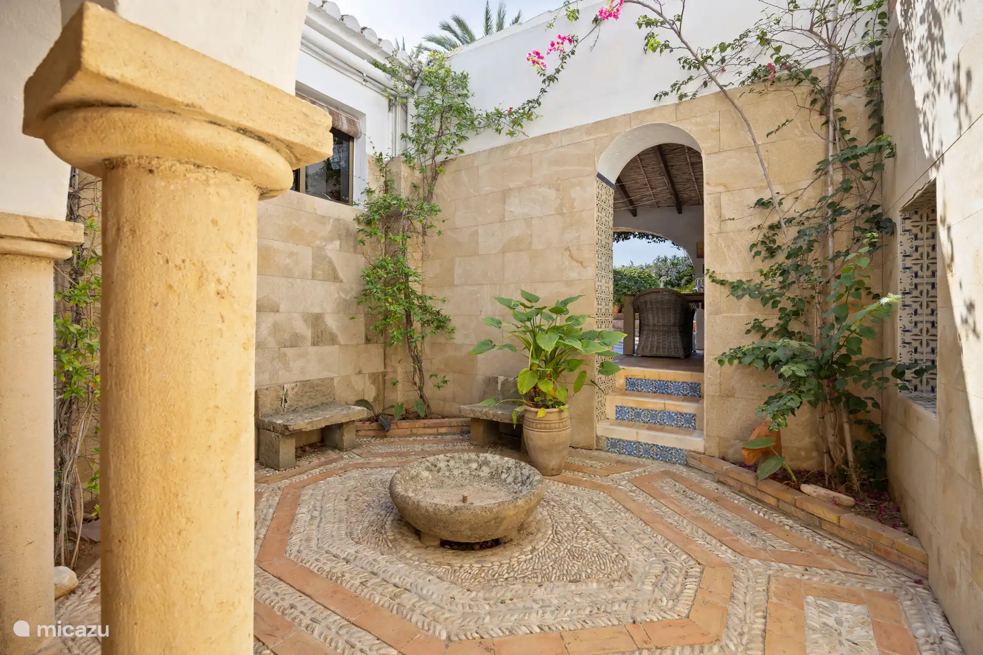 La terrasse est un lieu atmosphérique et plein de caractère, avec un agréable coin salon où l’on peut profiter du soleil du matin ou un moment plus tard dans la journée. Autour de cette terrasse se trouvent 3 chambres et 2 salles de bain.