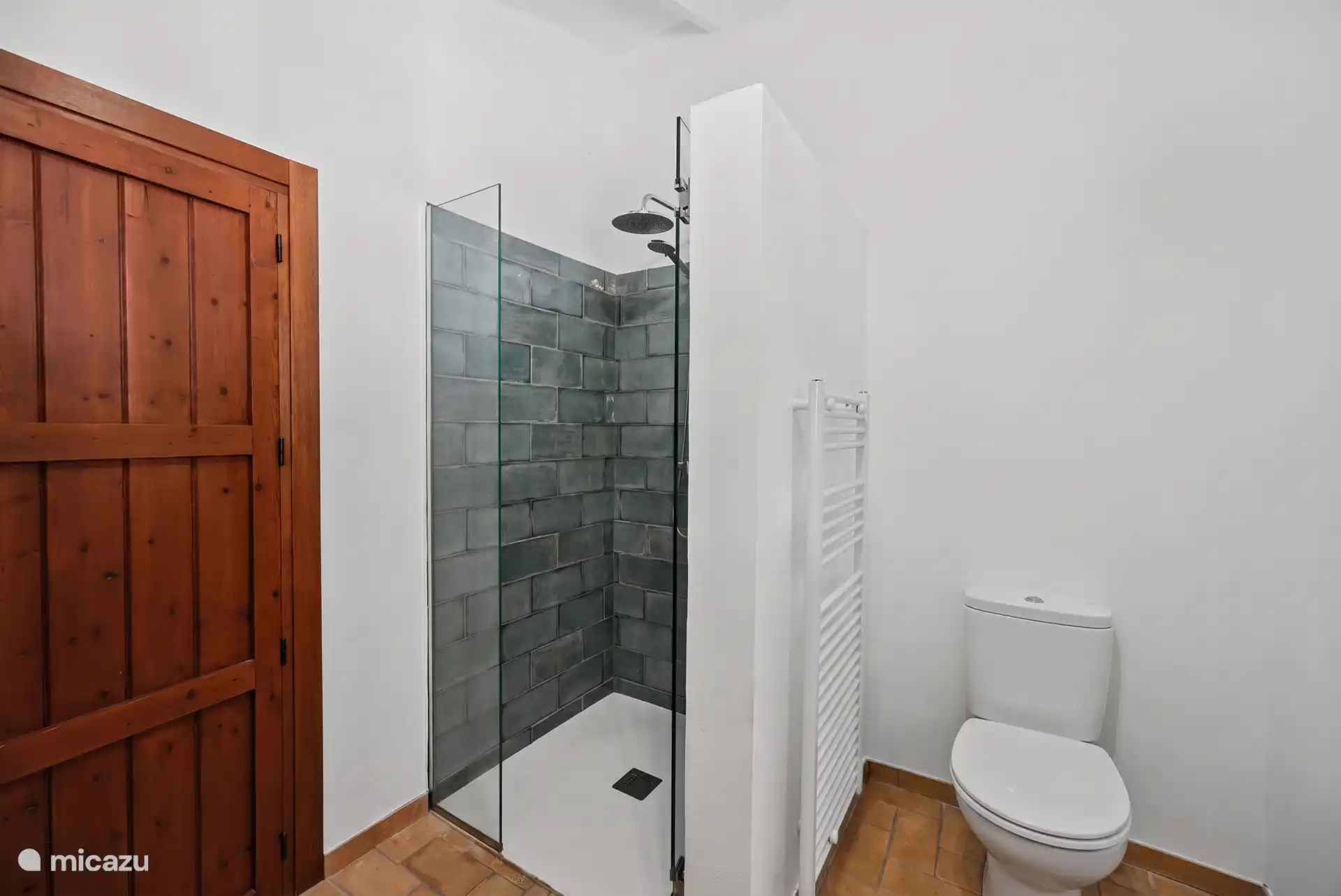 La salle de bain attenante de la chambre L’Albir (5) dispose de deux lavabos, d’une toilette et d’une douche. Pour un confort supplémentaire, un sèche-cheveux, un gel douche, un shampoing et un après-shampoing sont fournis.