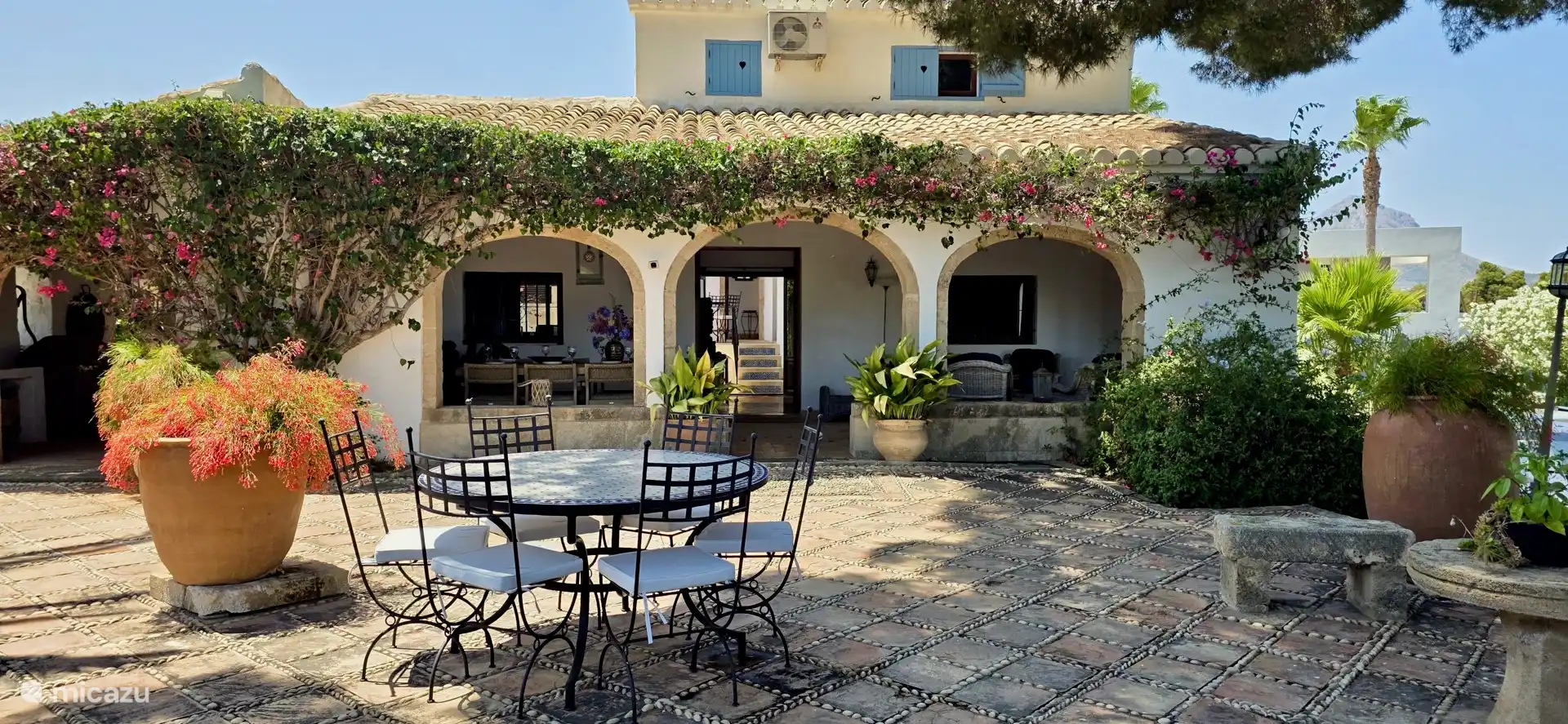 Front of the finca with the front naya