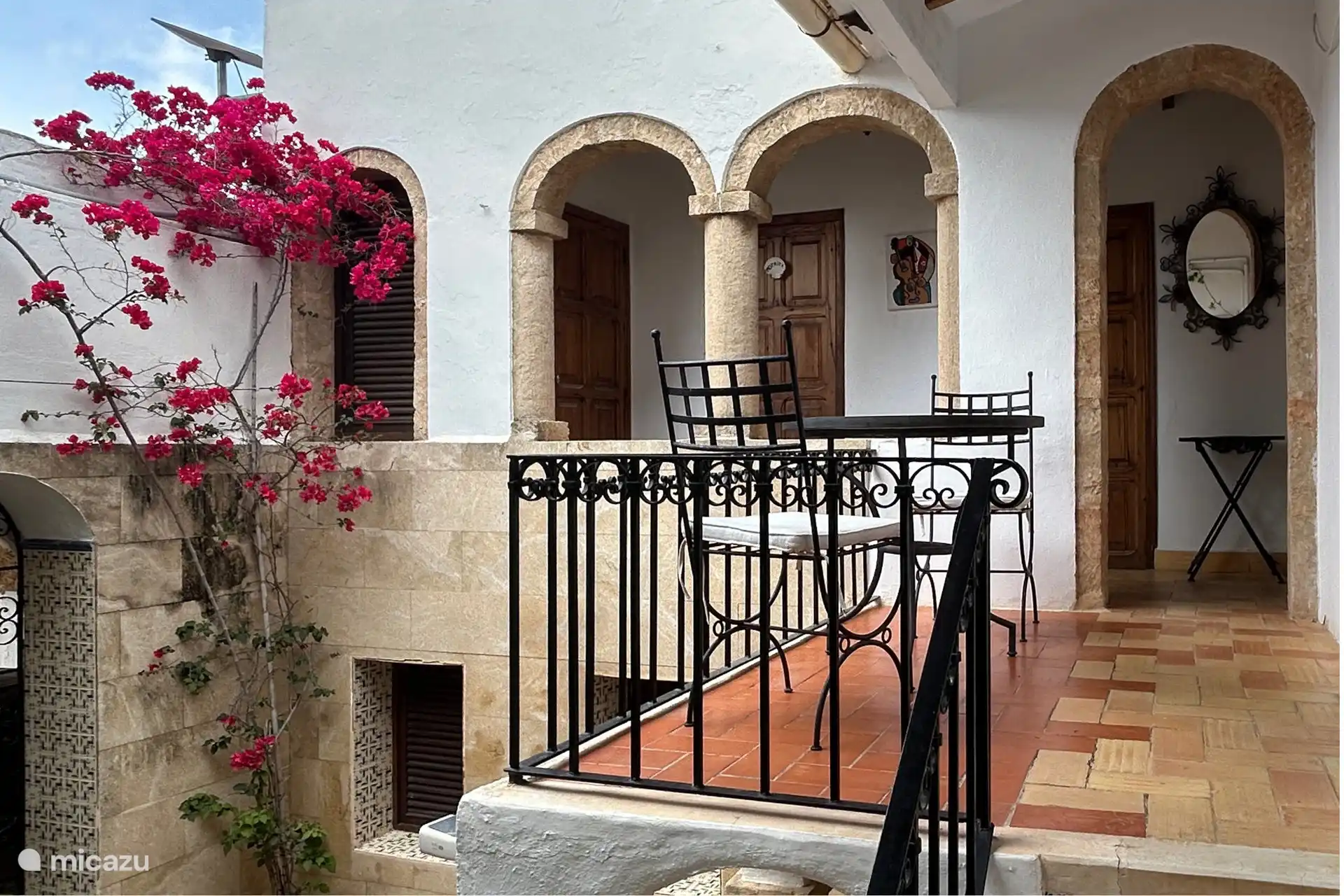 La terrasse est un lieu atmosphérique et plein de caractère, avec un agréable coin salon où l’on peut profiter du soleil du matin ou un moment plus tard dans la journée. Autour de cette terrasse se trouvent 3 chambres et 2 salles de bain.