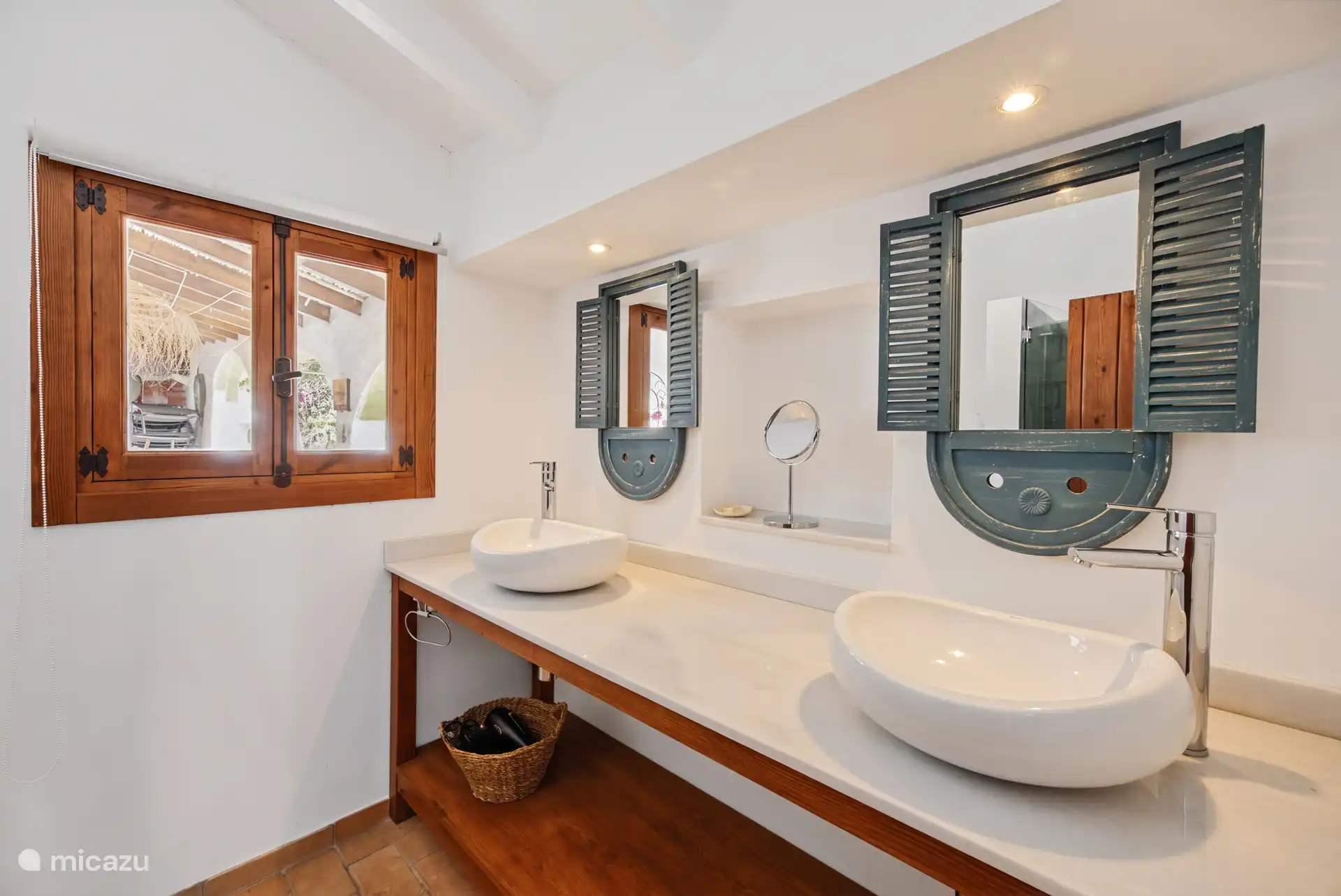 La salle de bain attenante de la chambre L’Albir (5) dispose de deux lavabos, d’une toilette et d’une douche. Pour un confort supplémentaire, un sèche-cheveux, un gel douche, un shampoing et un après-shampoing sont fournis.
