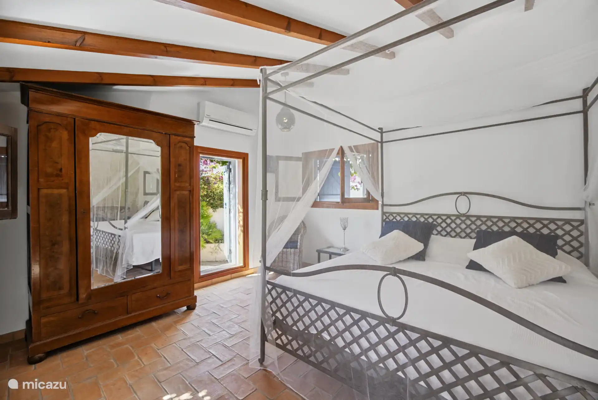 La chambre L’Albir est une chambre double confortable avec un accès privé depuis le côté de la finca. La chambre dispose de la climatisation et d’une salle de bain privée avec toilettes.